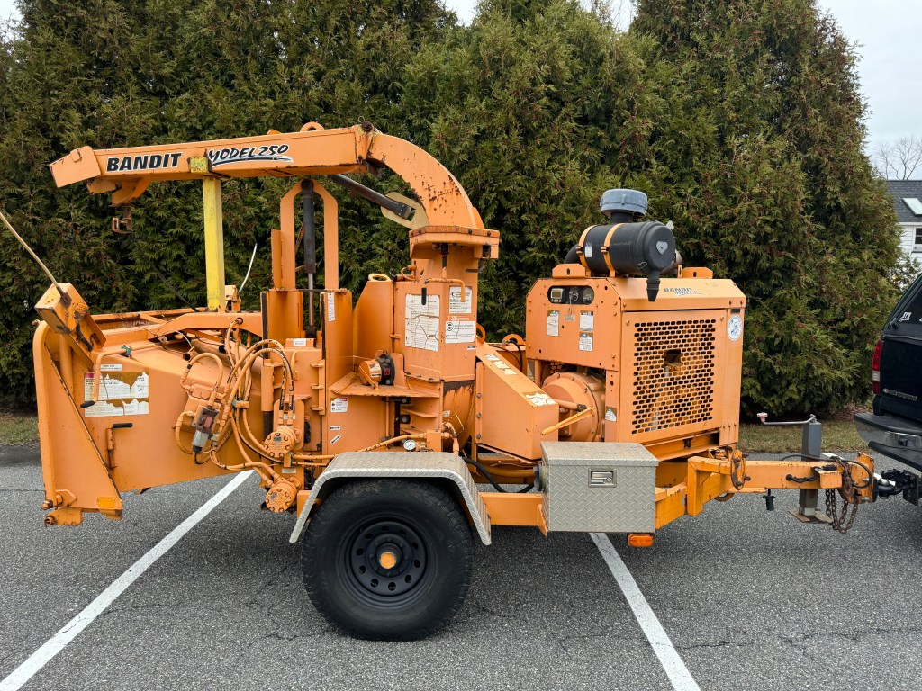 2004 Brush Bandit 250 Wood Chipper