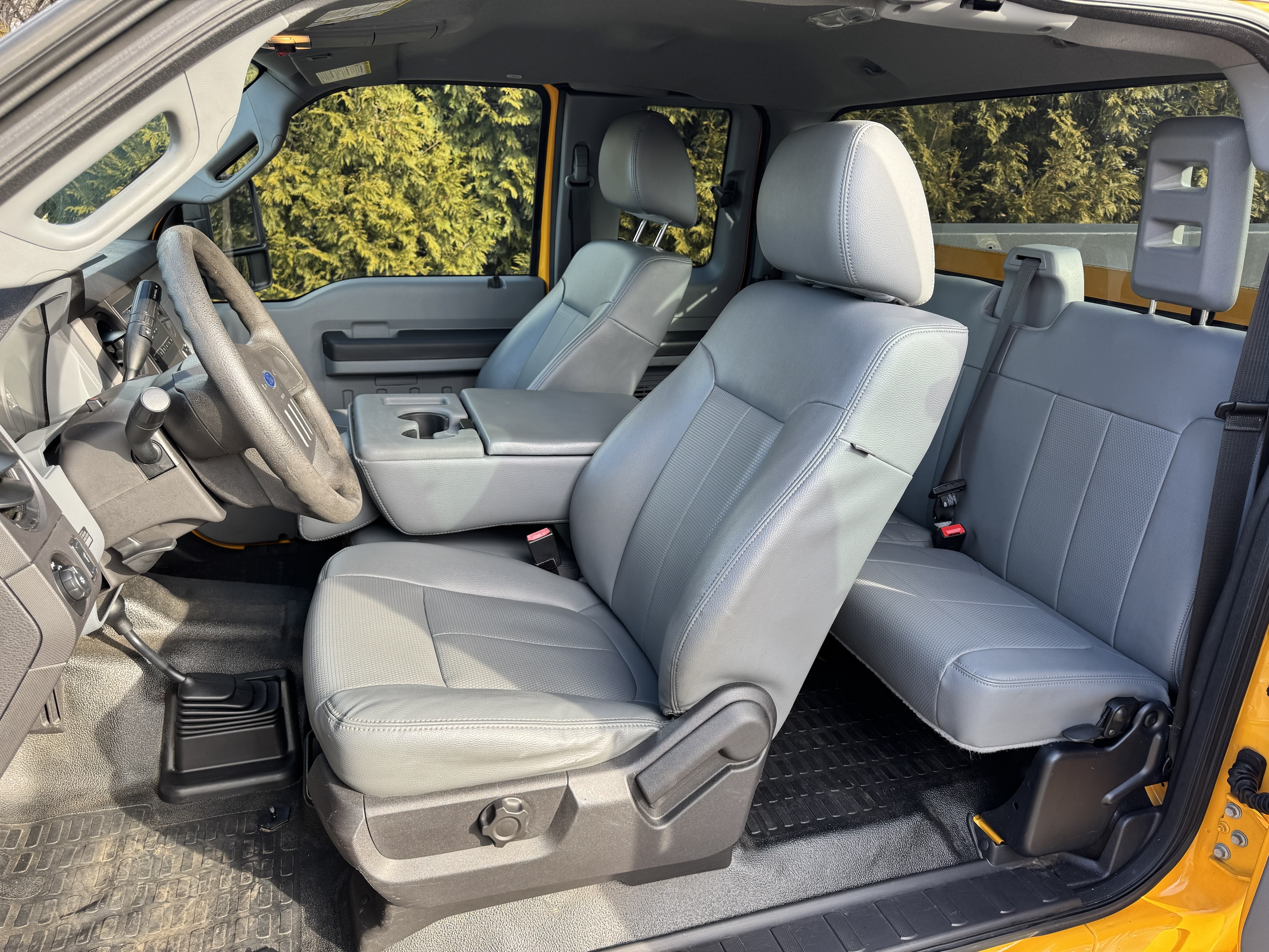 2015 Ford F250XL Utility 4x4 - Image 19