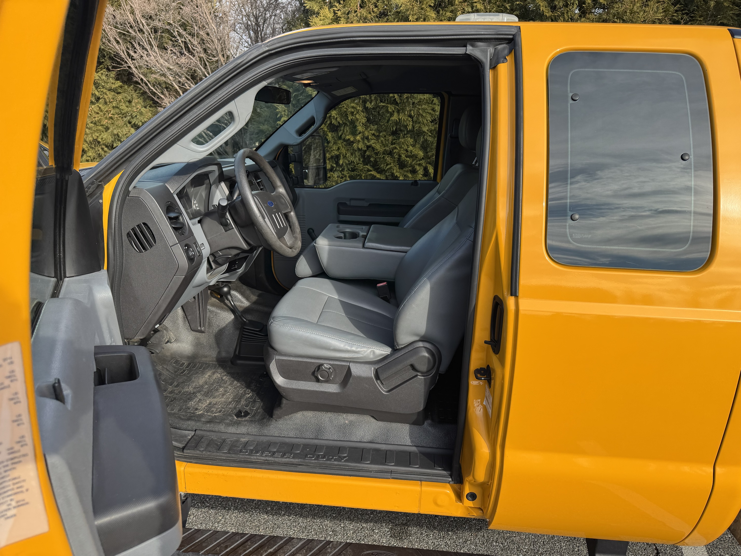 2015 Ford F250XL Utility 4x4 - Image 18