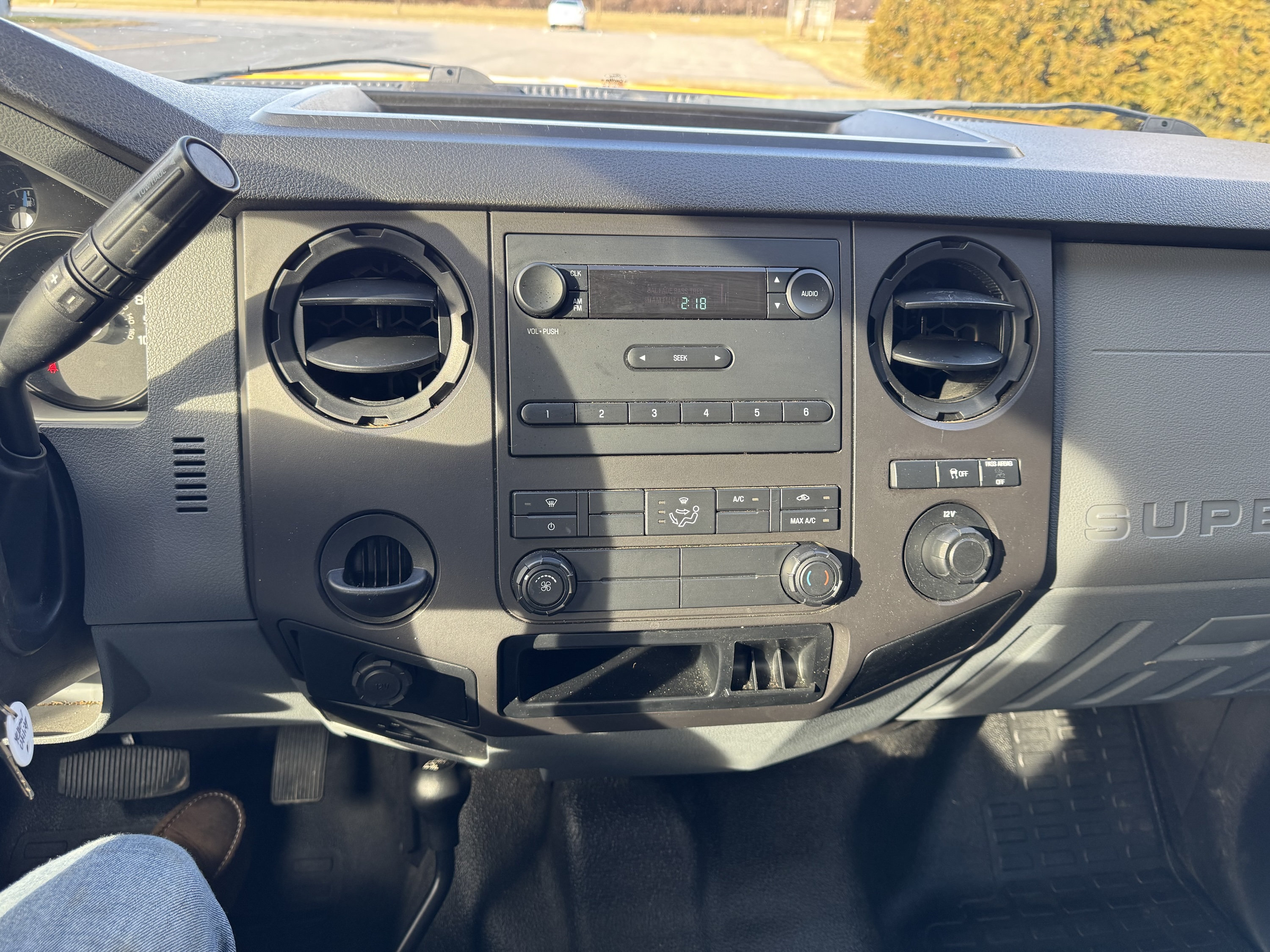 2015 Ford F250XL Utility 4x4 - Image 23