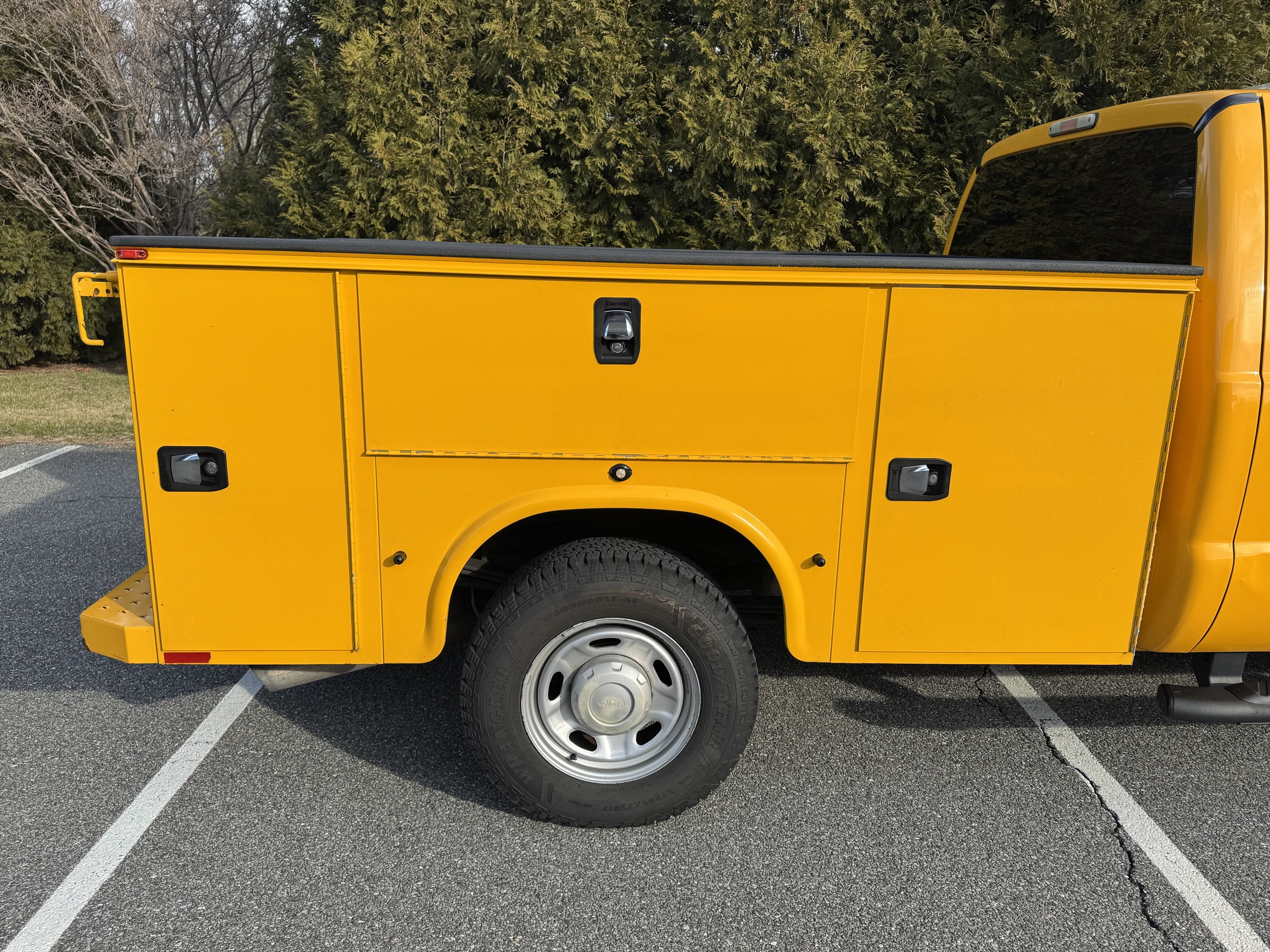 2015 Ford F250XL Utility 4x4 - Image 14