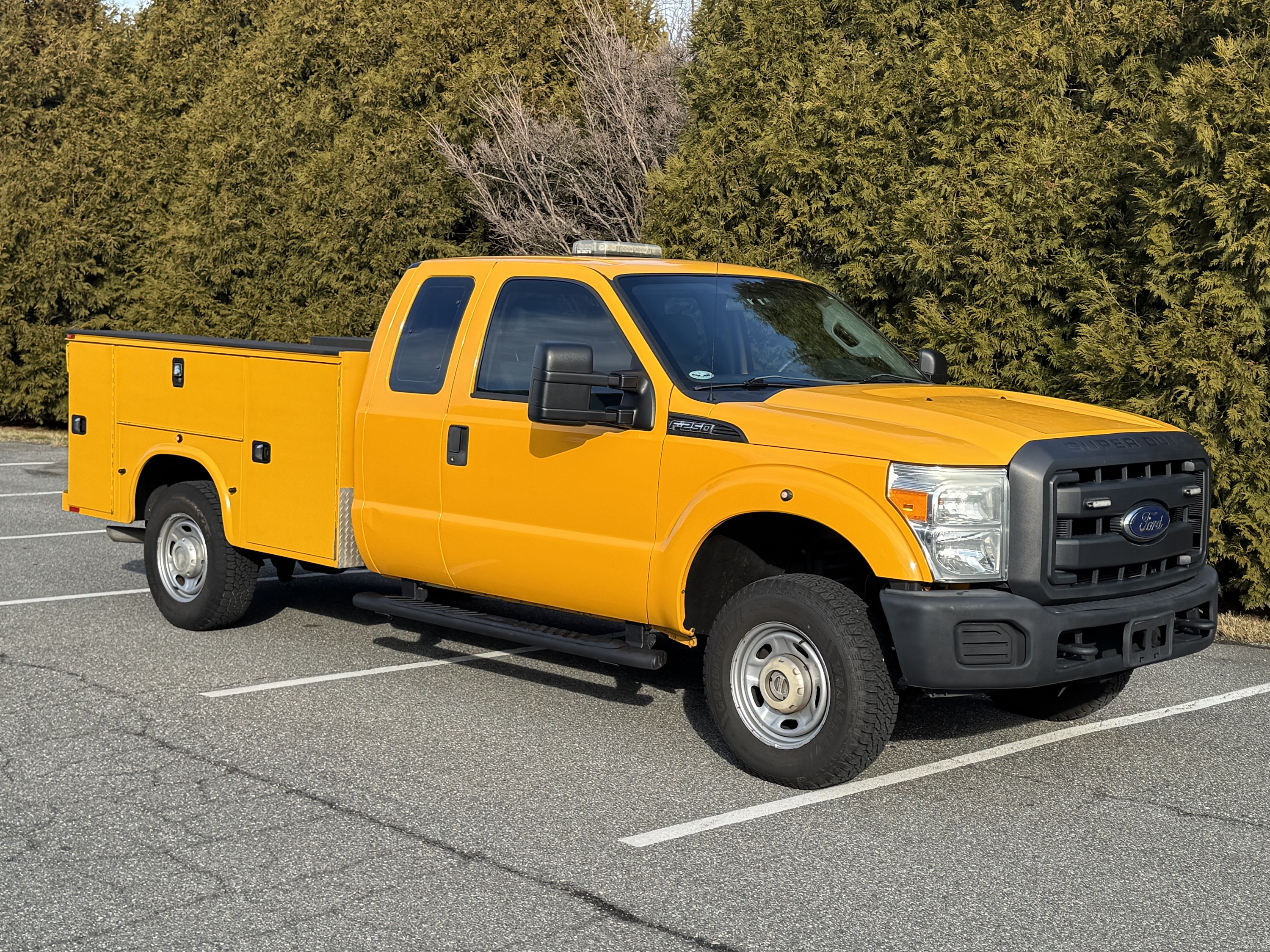 2015 Ford F250XL Utility 4x4 - Image 11