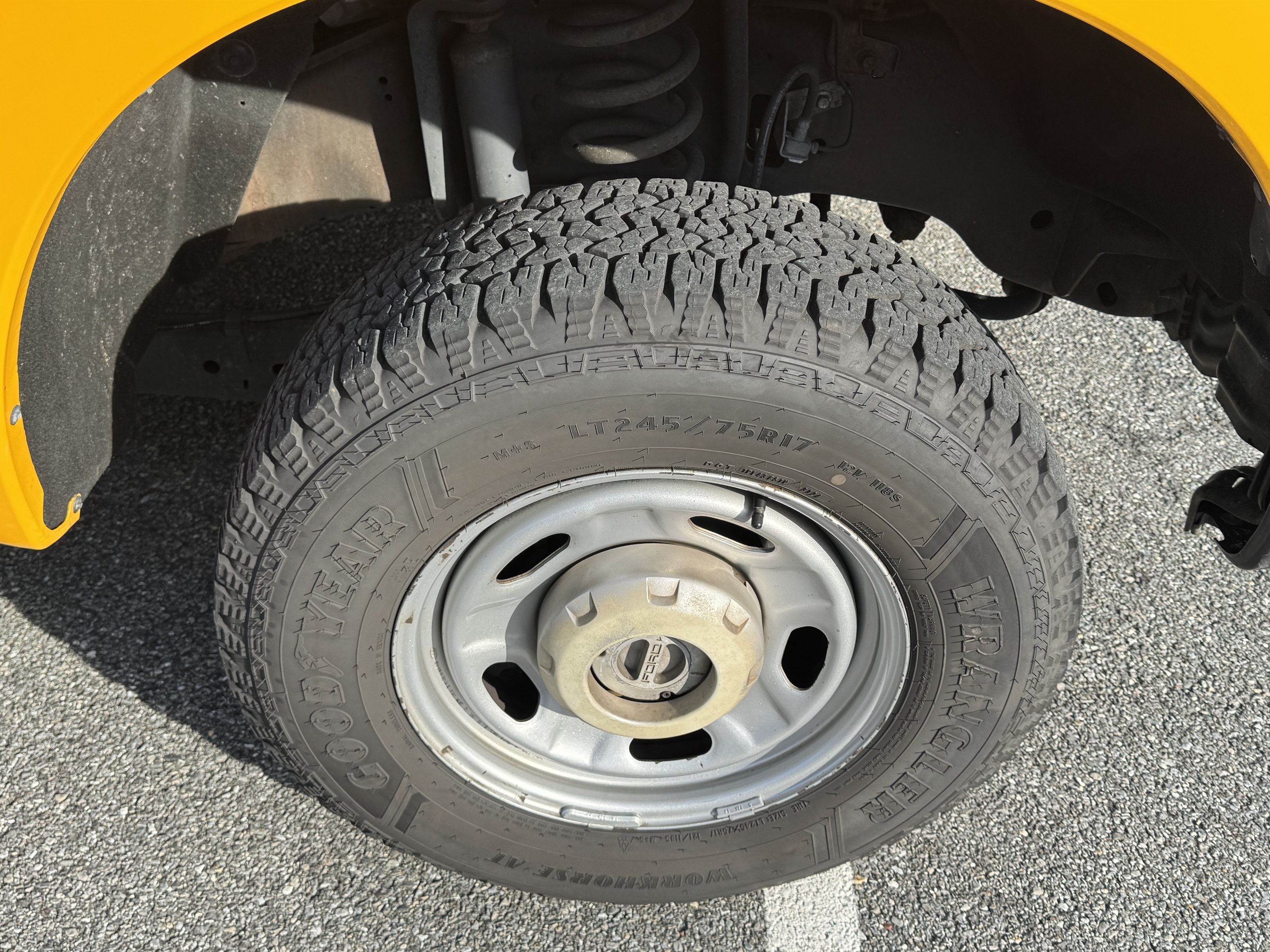 2015 Ford F250XL Utility 4x4 - Image 30