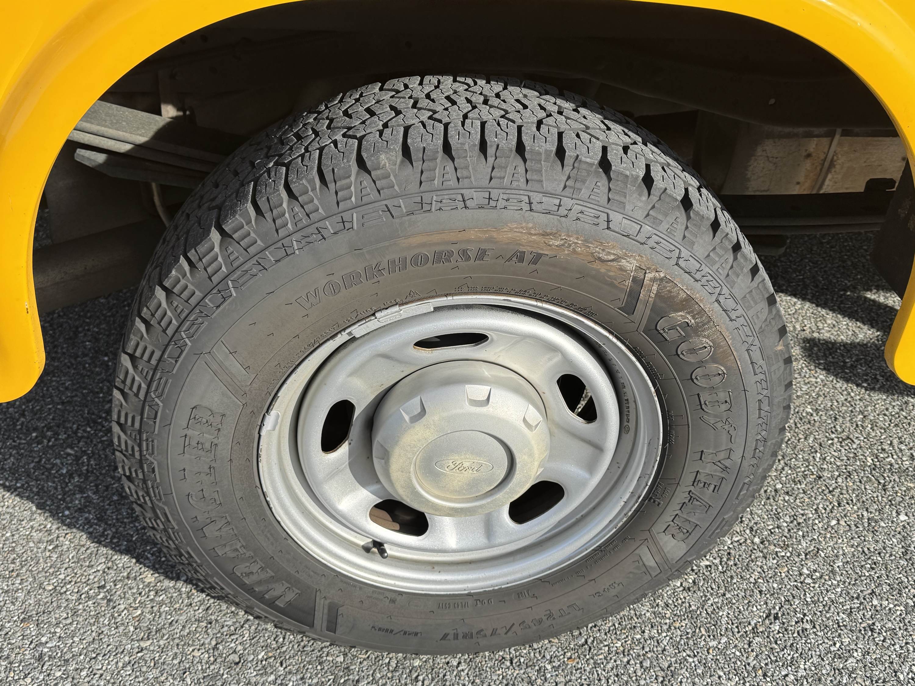 2015 Ford F250XL Utility 4x4 - Image 31