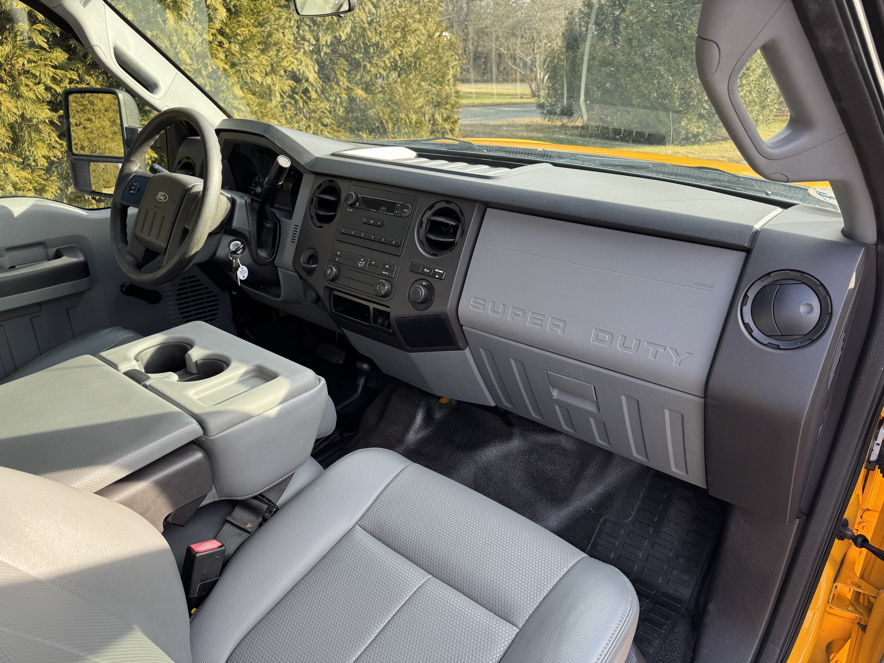 2015 Ford F250XL Utility 4x4 - Image 26