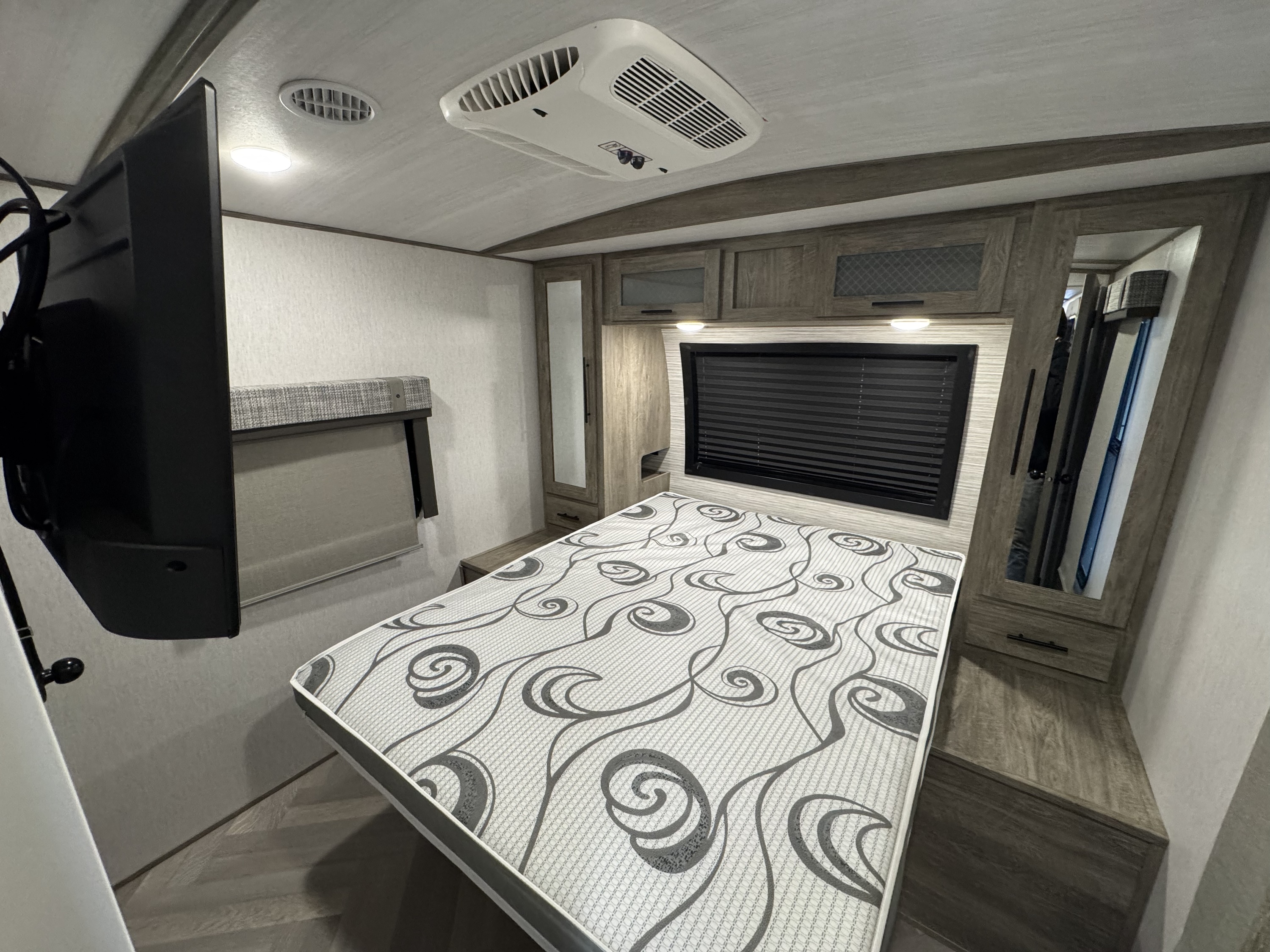 2022 Wildwood Heritage Glen Camper - Image 17