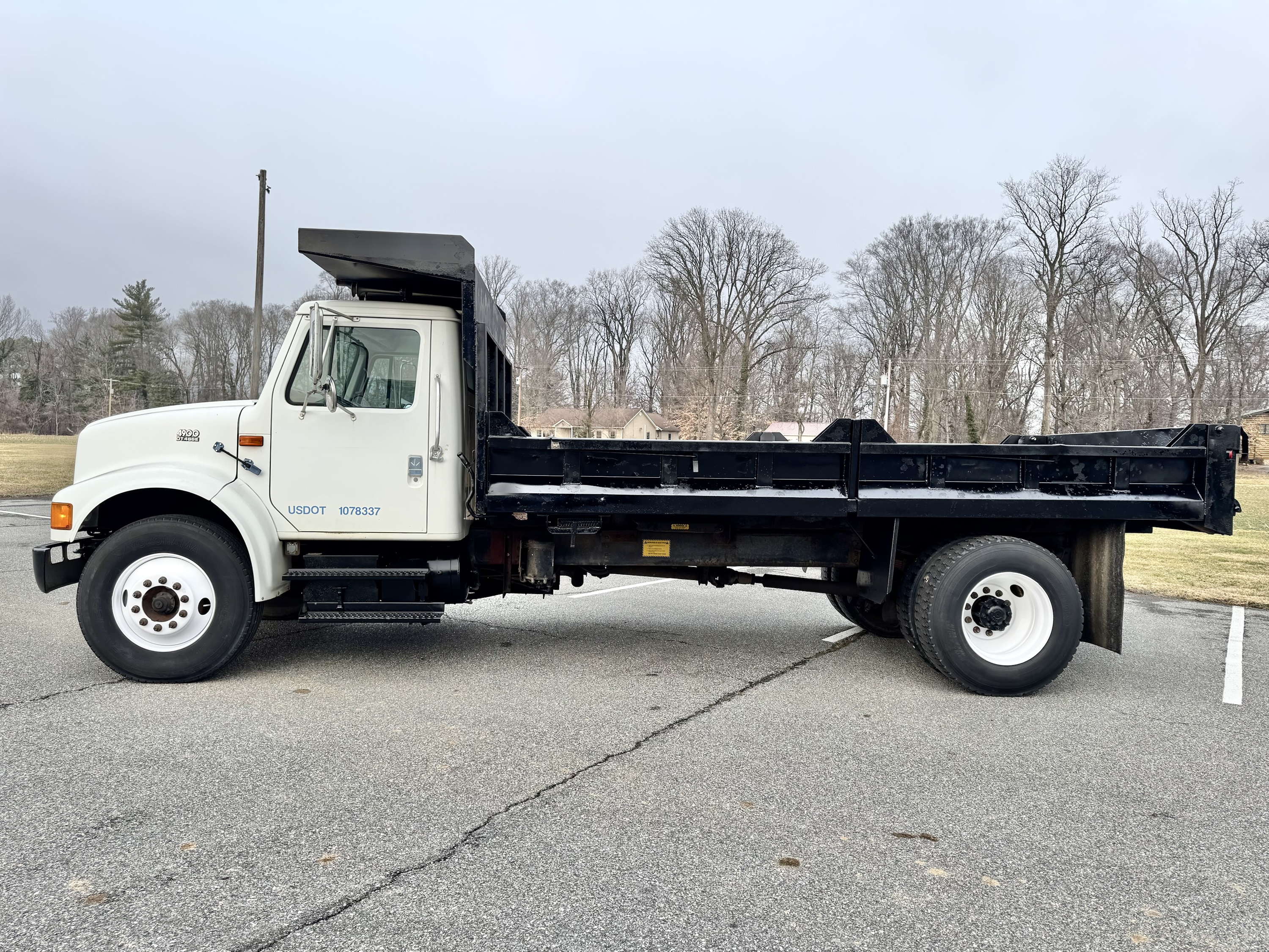 2000 International 4900 Dump Truck - Image 2