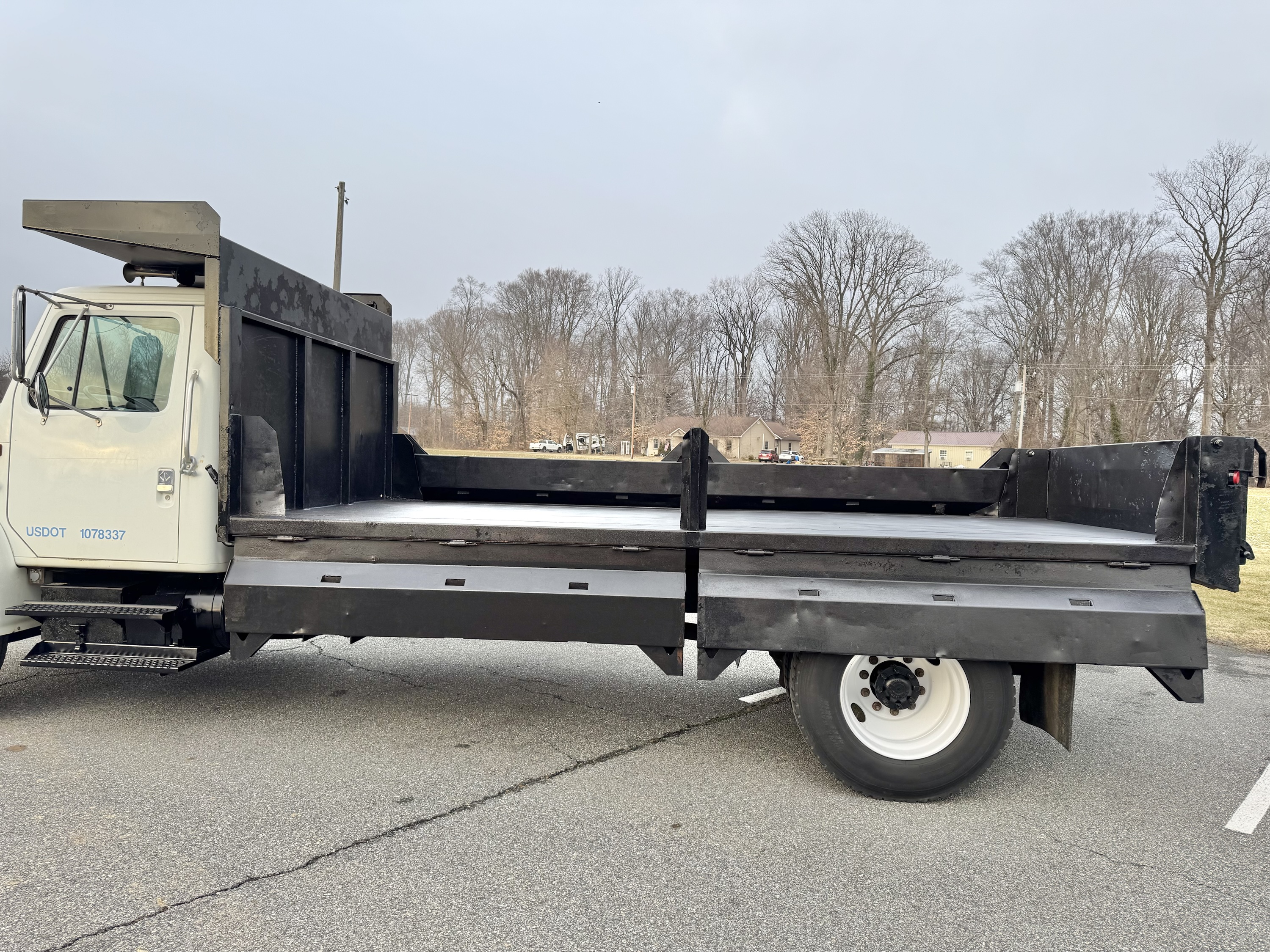 2000 International 4900 Dump Truck - Image 11