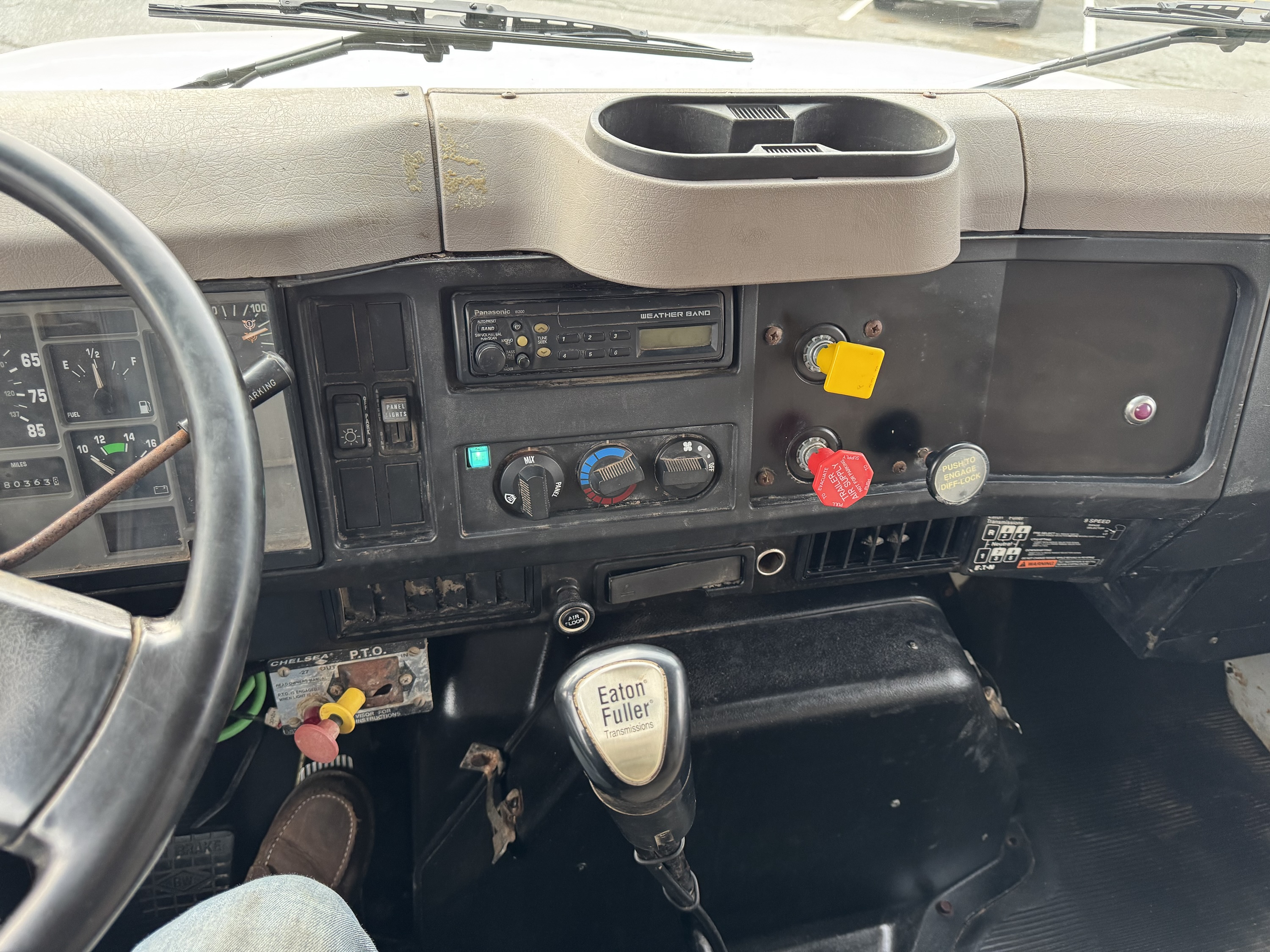 2000 International 4900 Dump Truck - Image 18