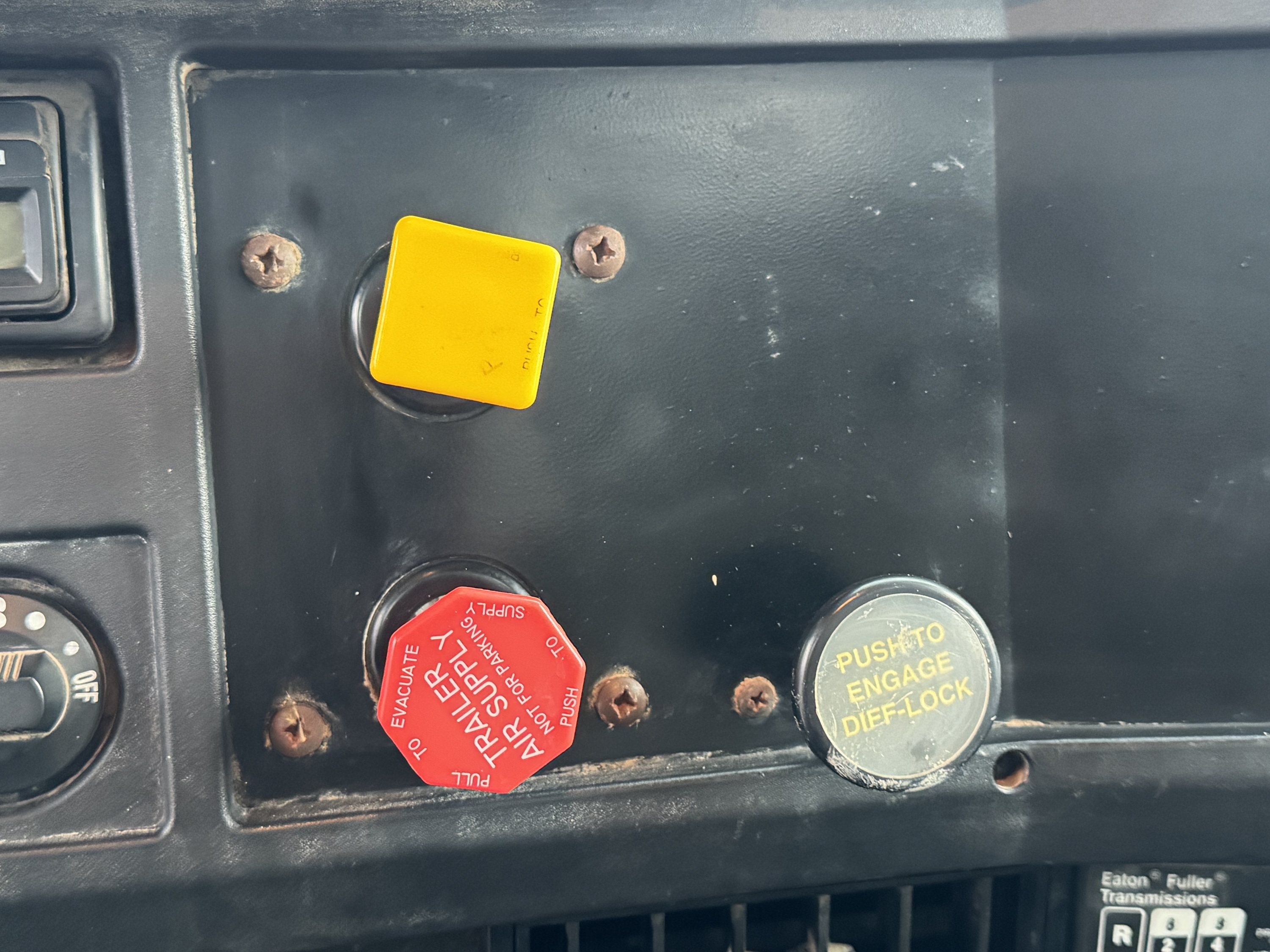 2000 International 4900 Dump Truck - Image 20