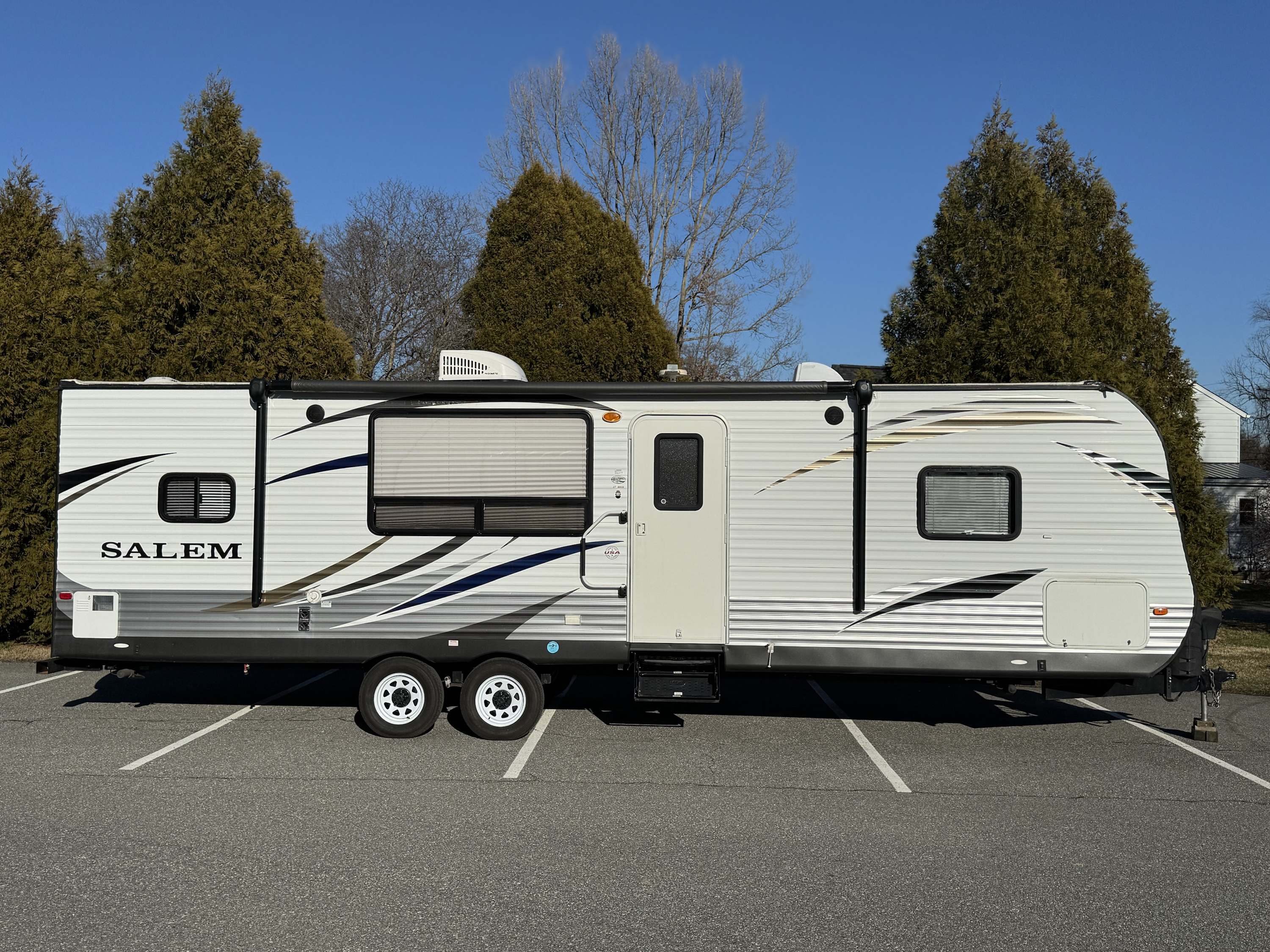 2015 Salem by Forest River Couples Camper - Image 4