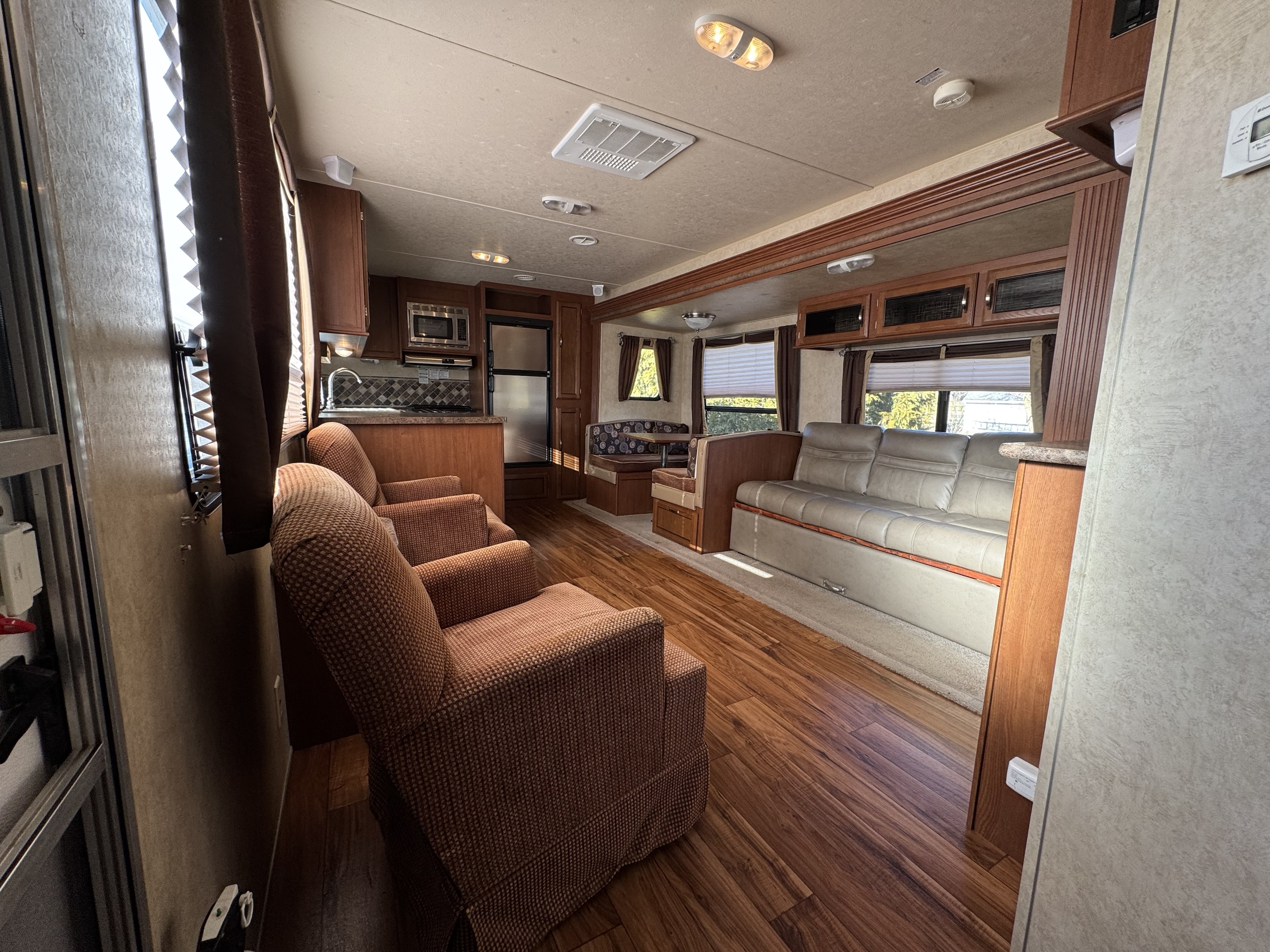 2015 Salem by Forest River Couples Camper - Image 7