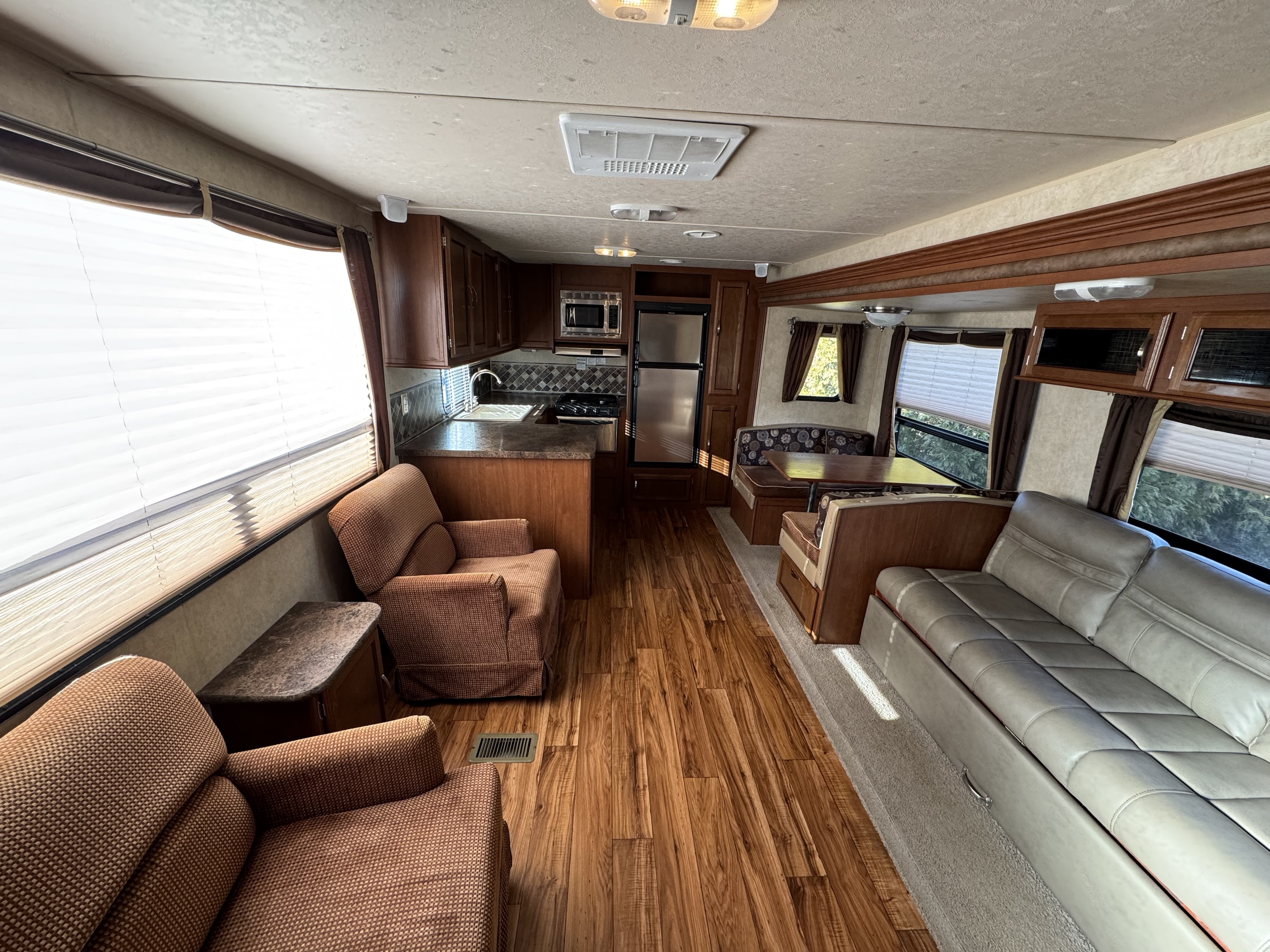 2015 Salem by Forest River Couples Camper - Image 8