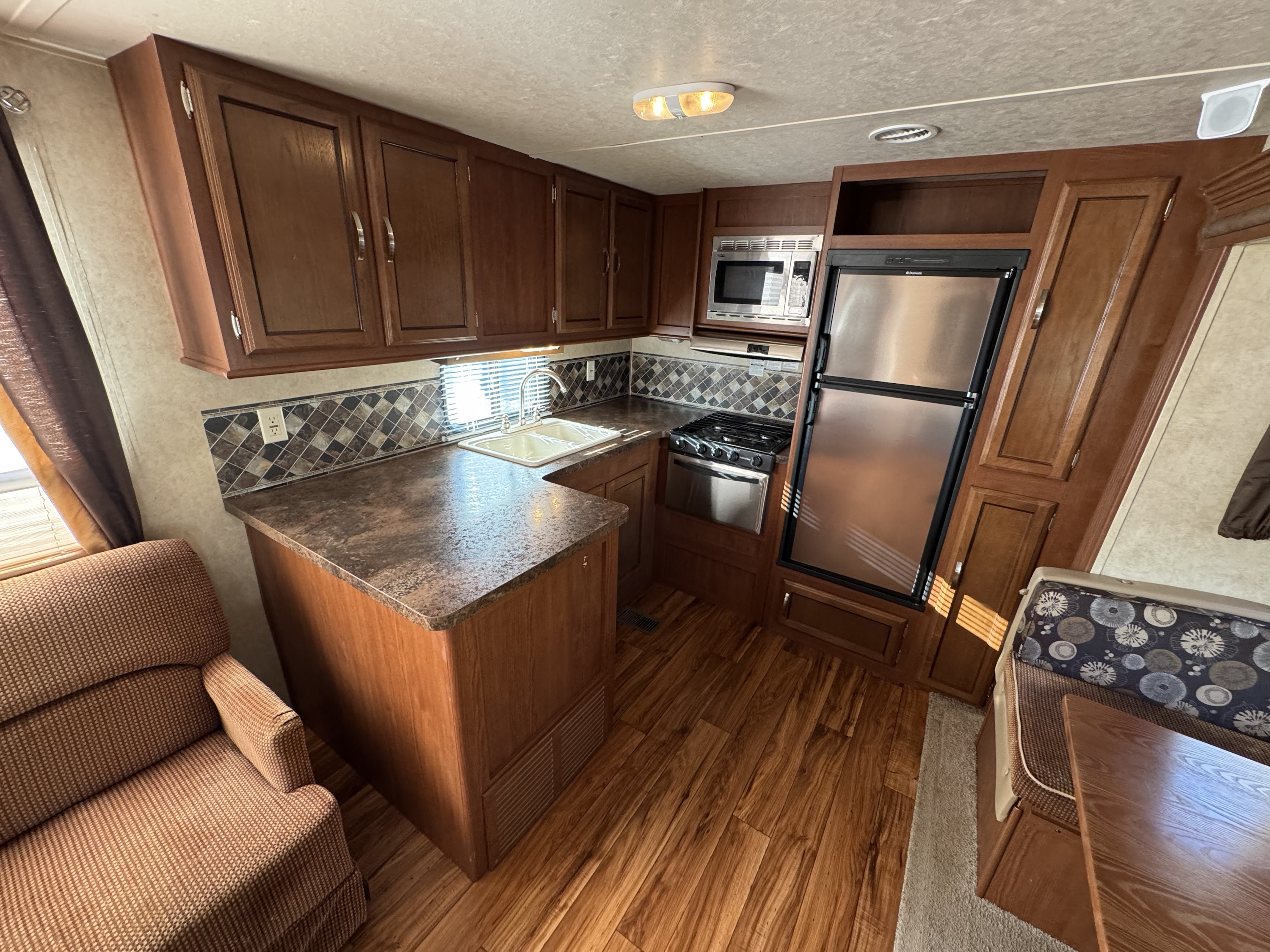 2015 Salem by Forest River Couples Camper - Image 9