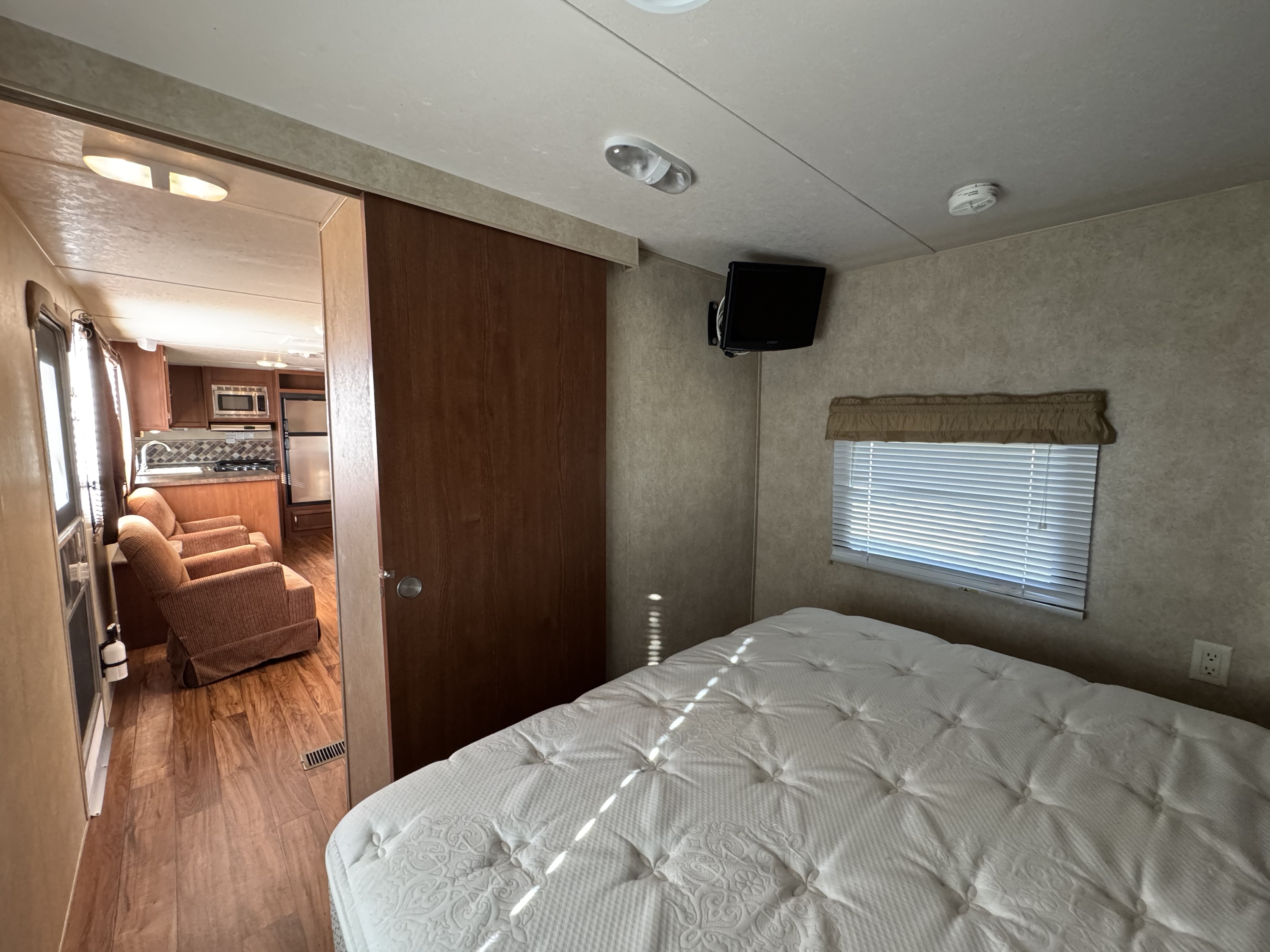 2015 Salem by Forest River Couples Camper - Image 21