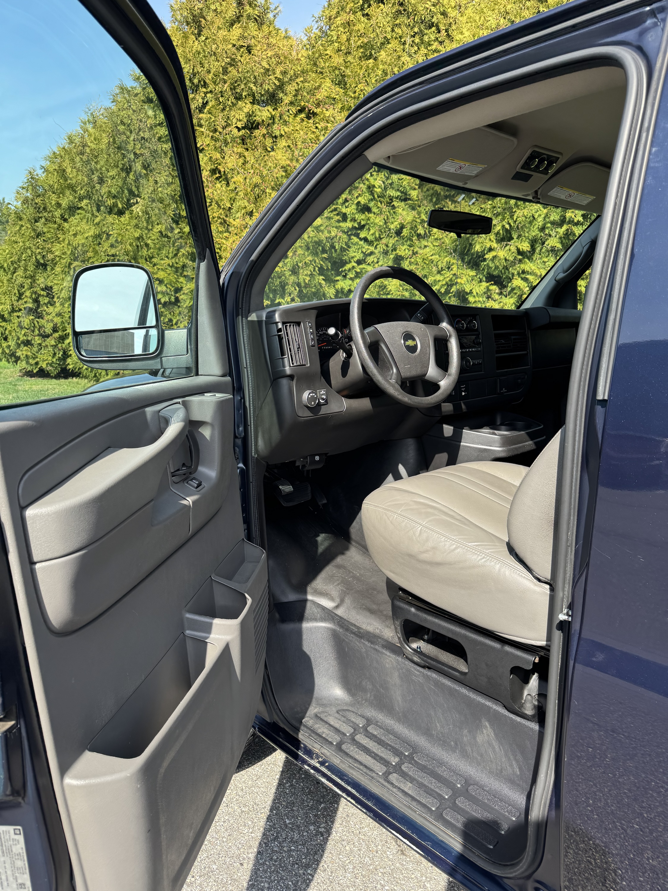 2015 Chevy Express 2500 Passenger - Image 16