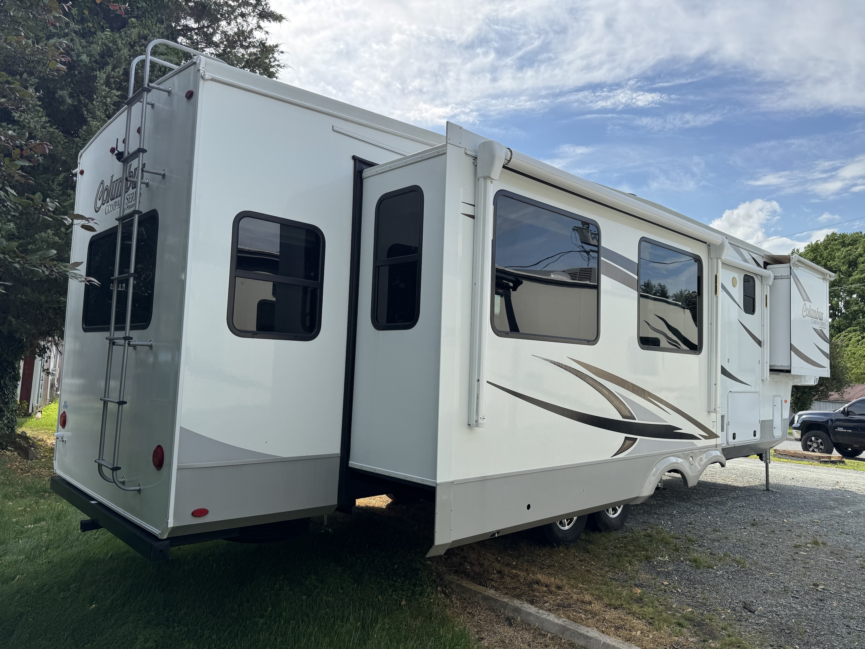 2021 Columbus 5th Wheel Camper - Image 4