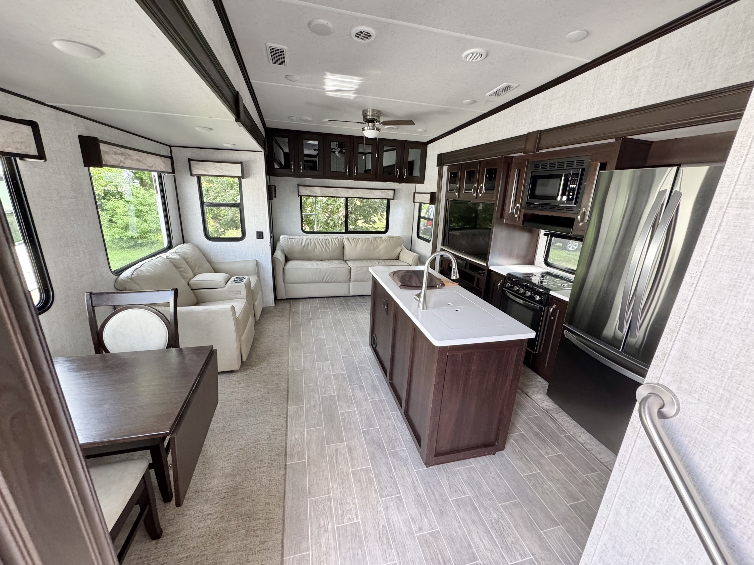 2021 Columbus 5th Wheel Camper - Image 5