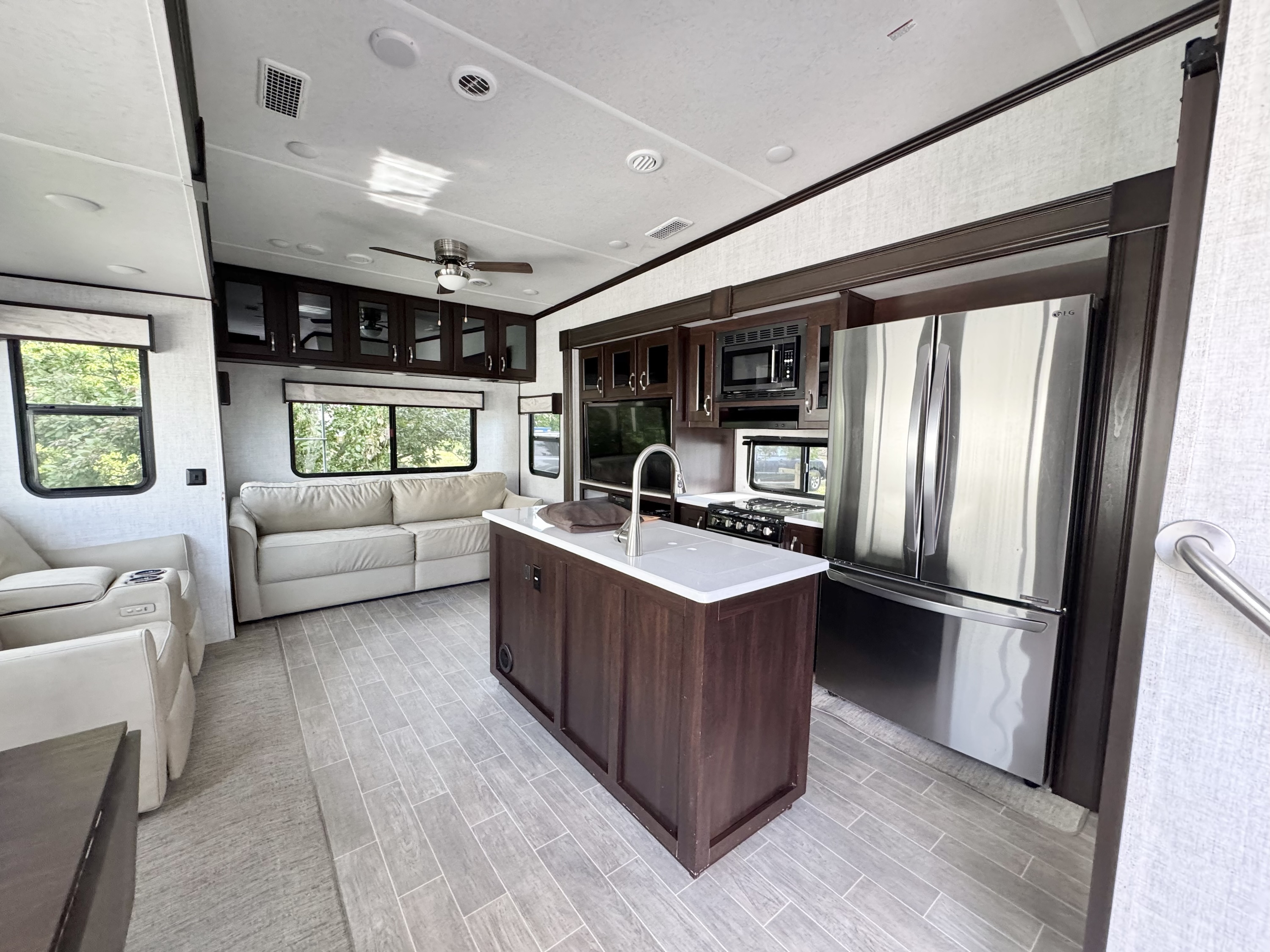 2021 Columbus 5th Wheel Camper - Image 6