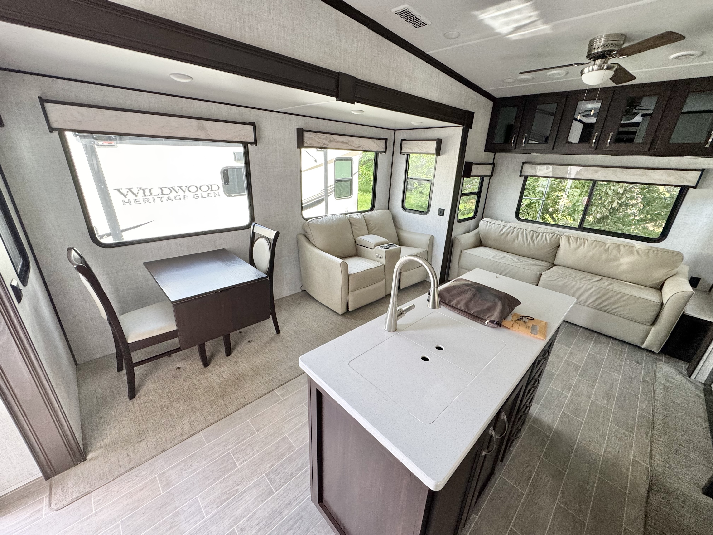 2021 Columbus 5th Wheel Camper - Image 10