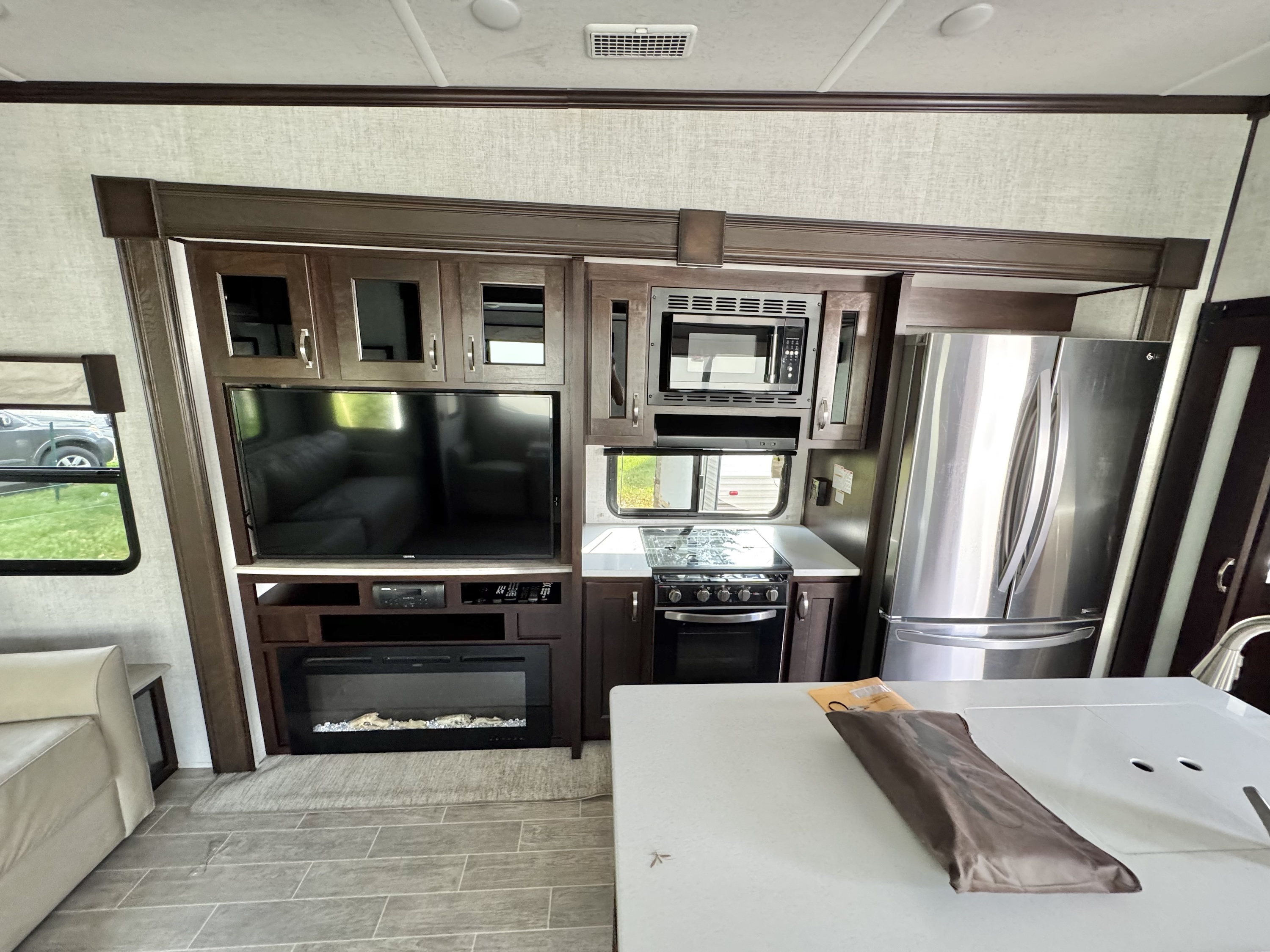 2021 Columbus 5th Wheel Camper - Image 13