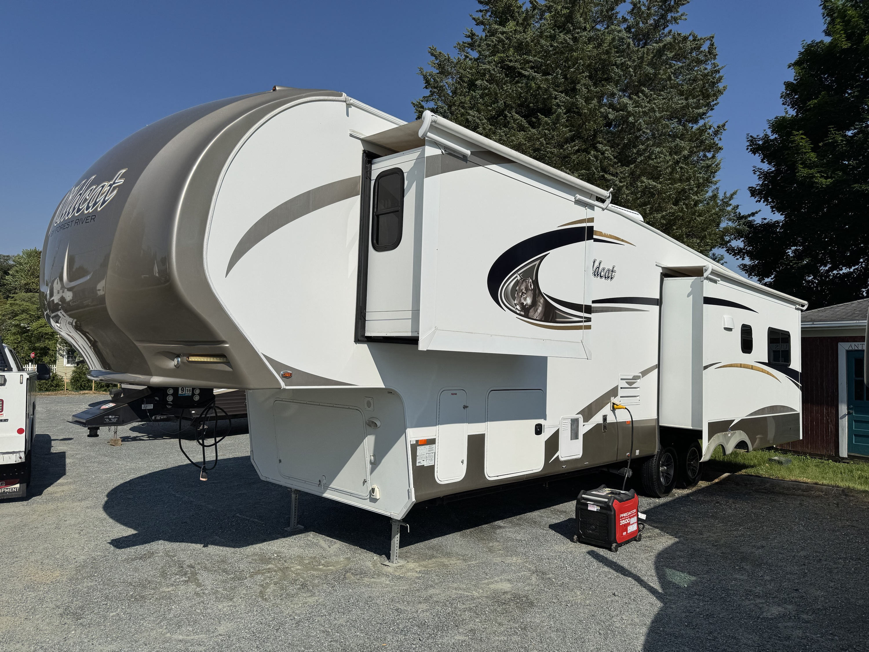 2016 Wildcat 327ck 5th Wheel Camper
