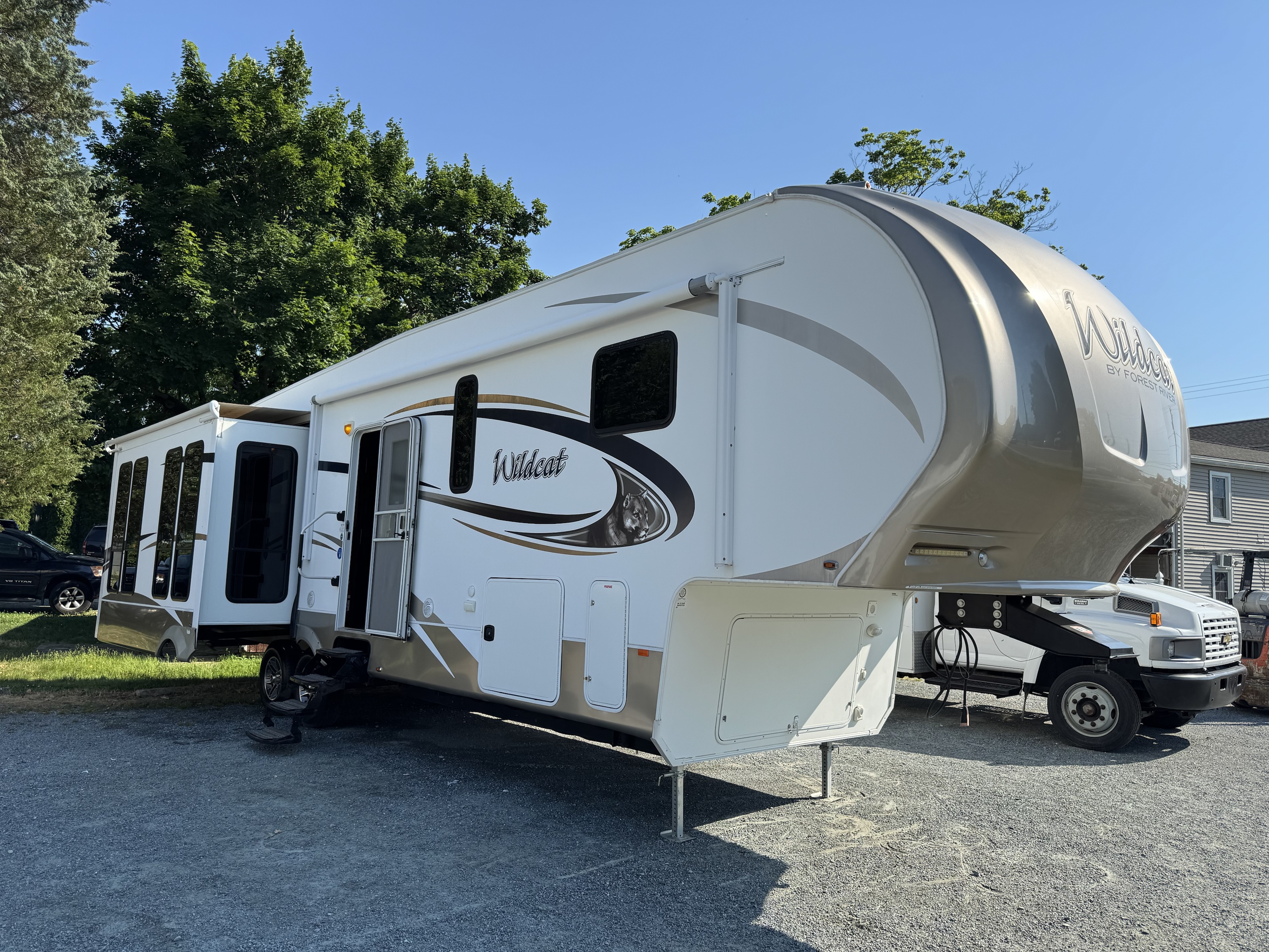 2016 Wildcat 327ck 5th Wheel Camper - Image 3