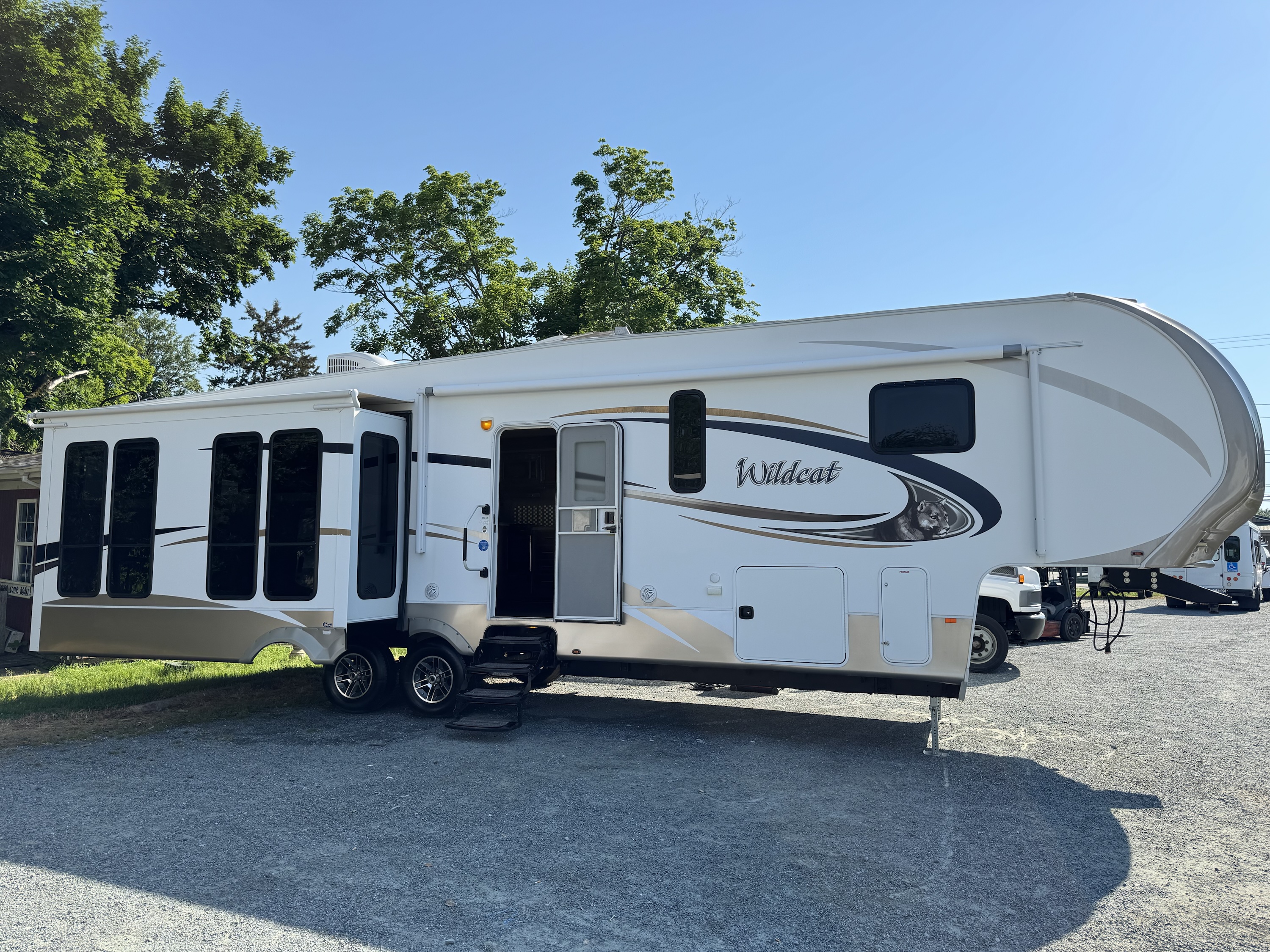 2016 Wildcat 327ck 5th Wheel Camper - Image 4
