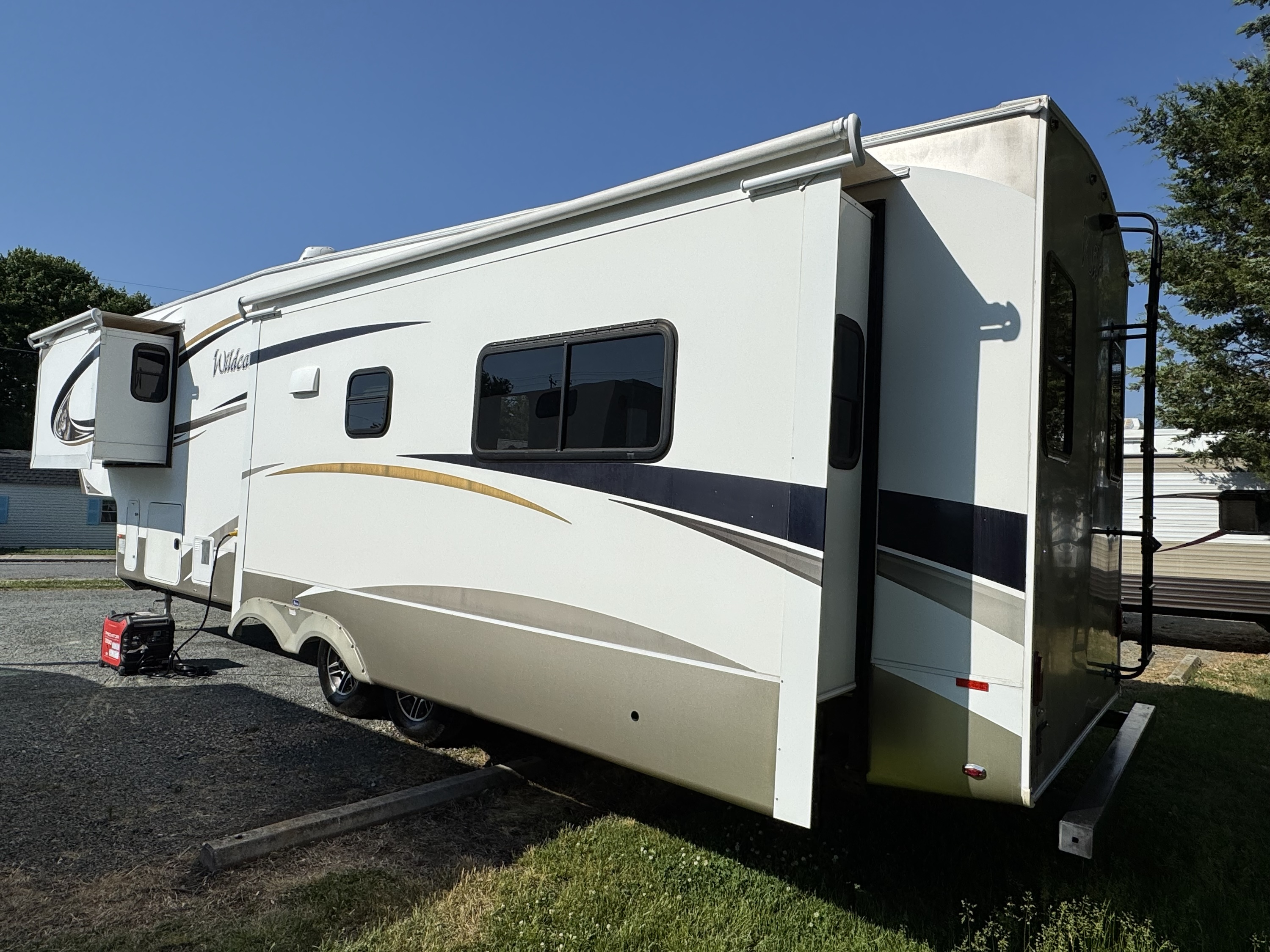 2016 Wildcat 327ck 5th Wheel Camper - Image 6