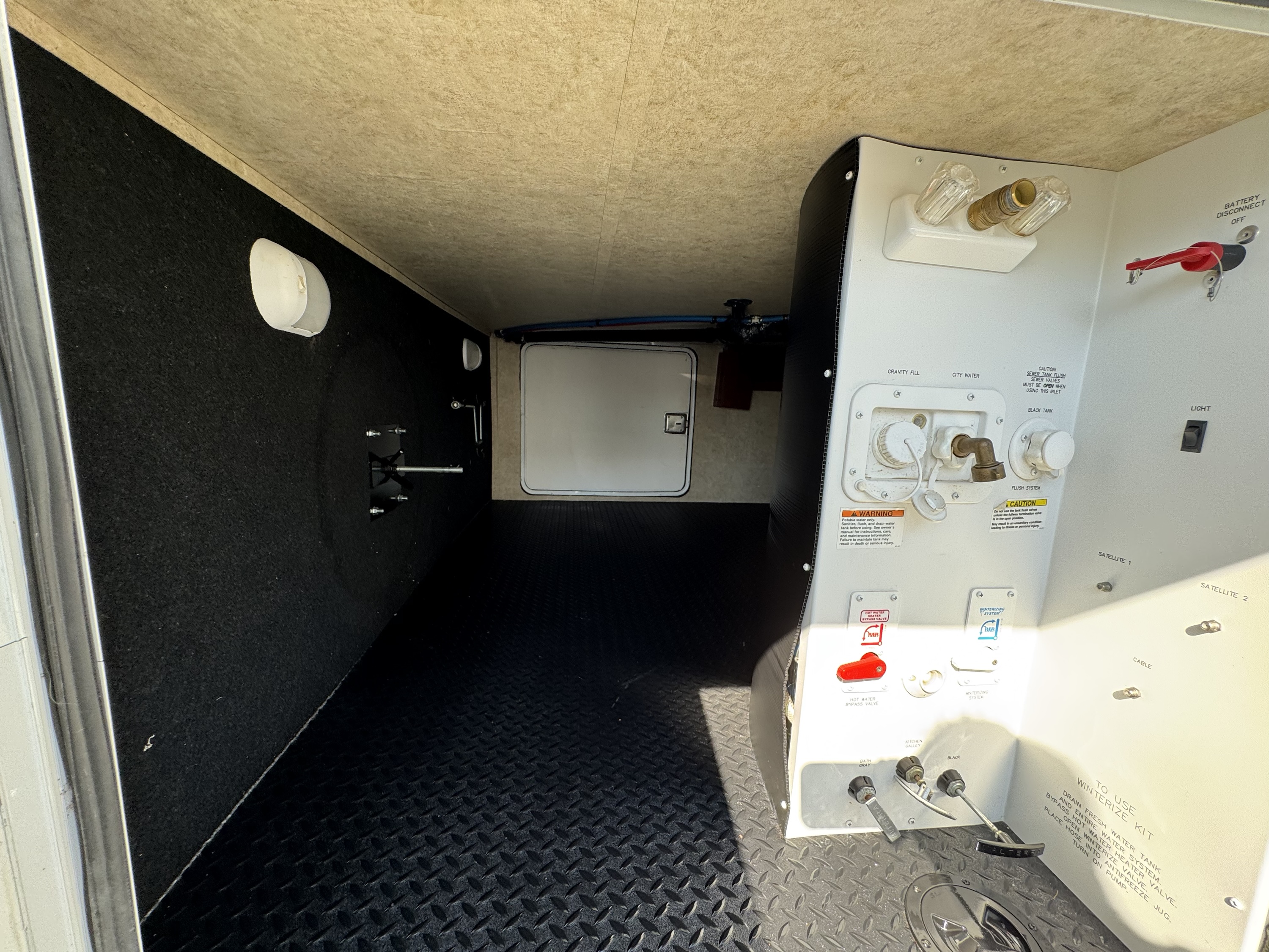 2016 Wildcat 327ck 5th Wheel Camper - Image 8