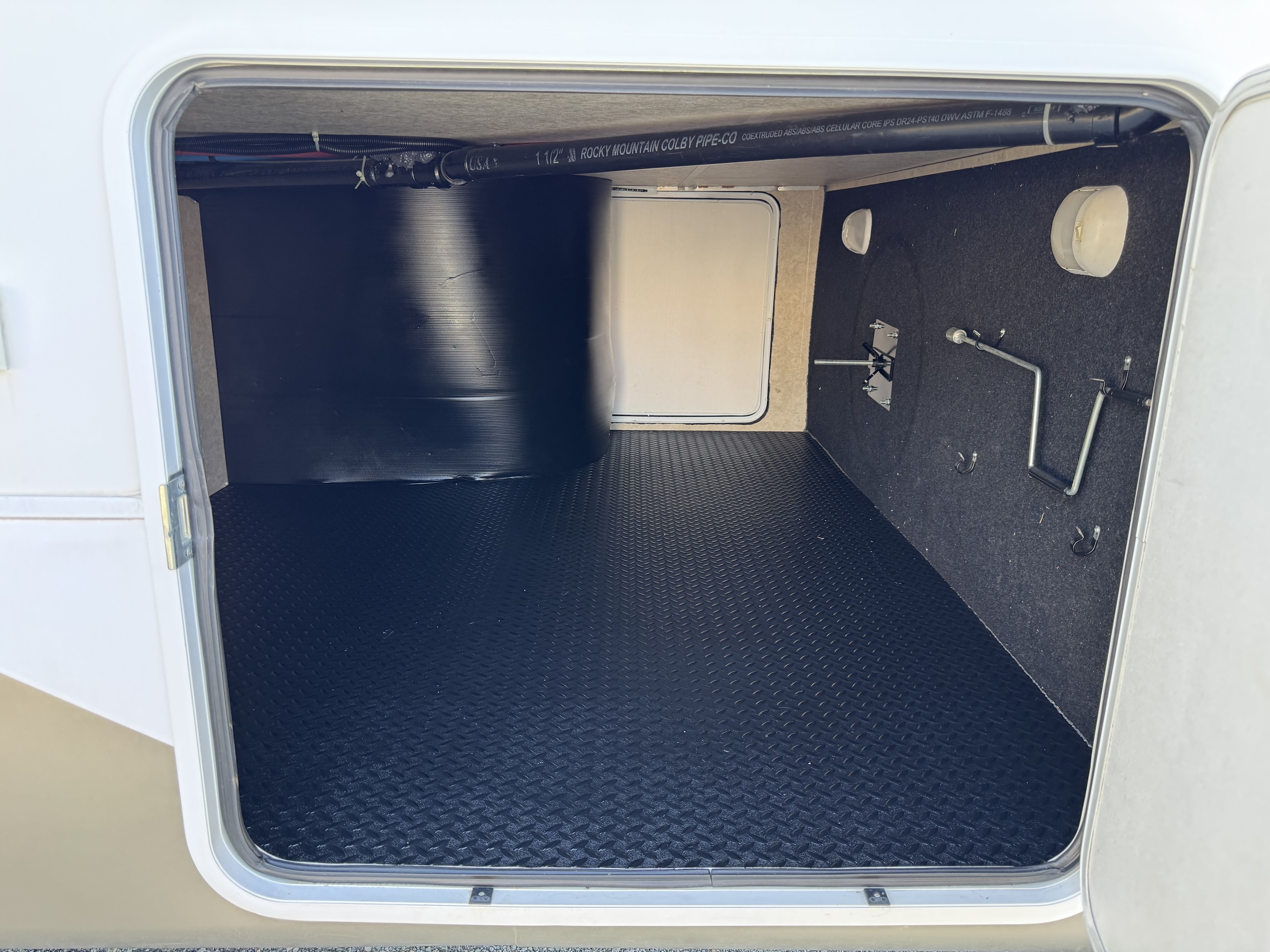 2016 Wildcat 327ck 5th Wheel Camper - Image 7