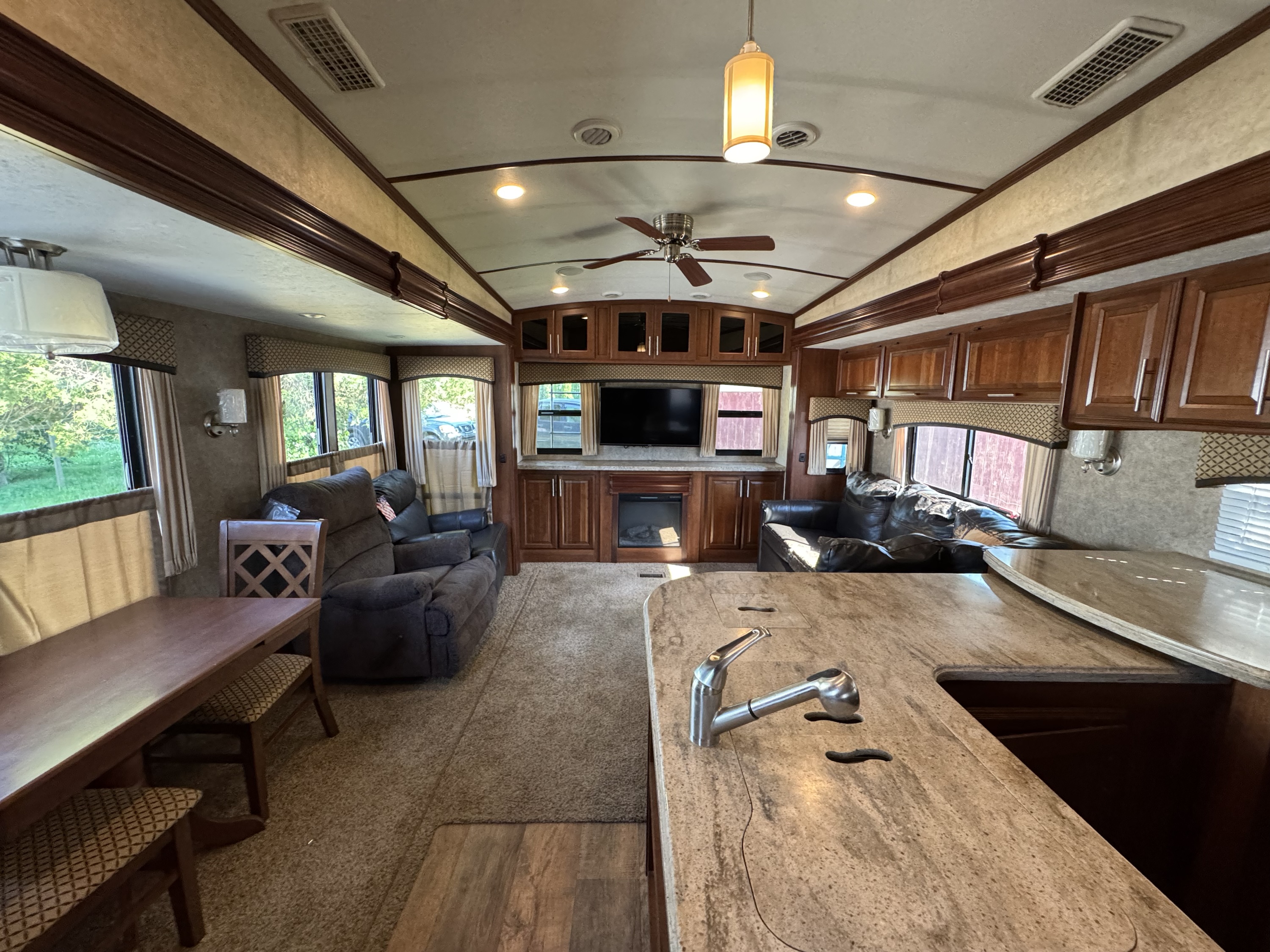 2016 Wildcat 327ck 5th Wheel Camper - Image 11