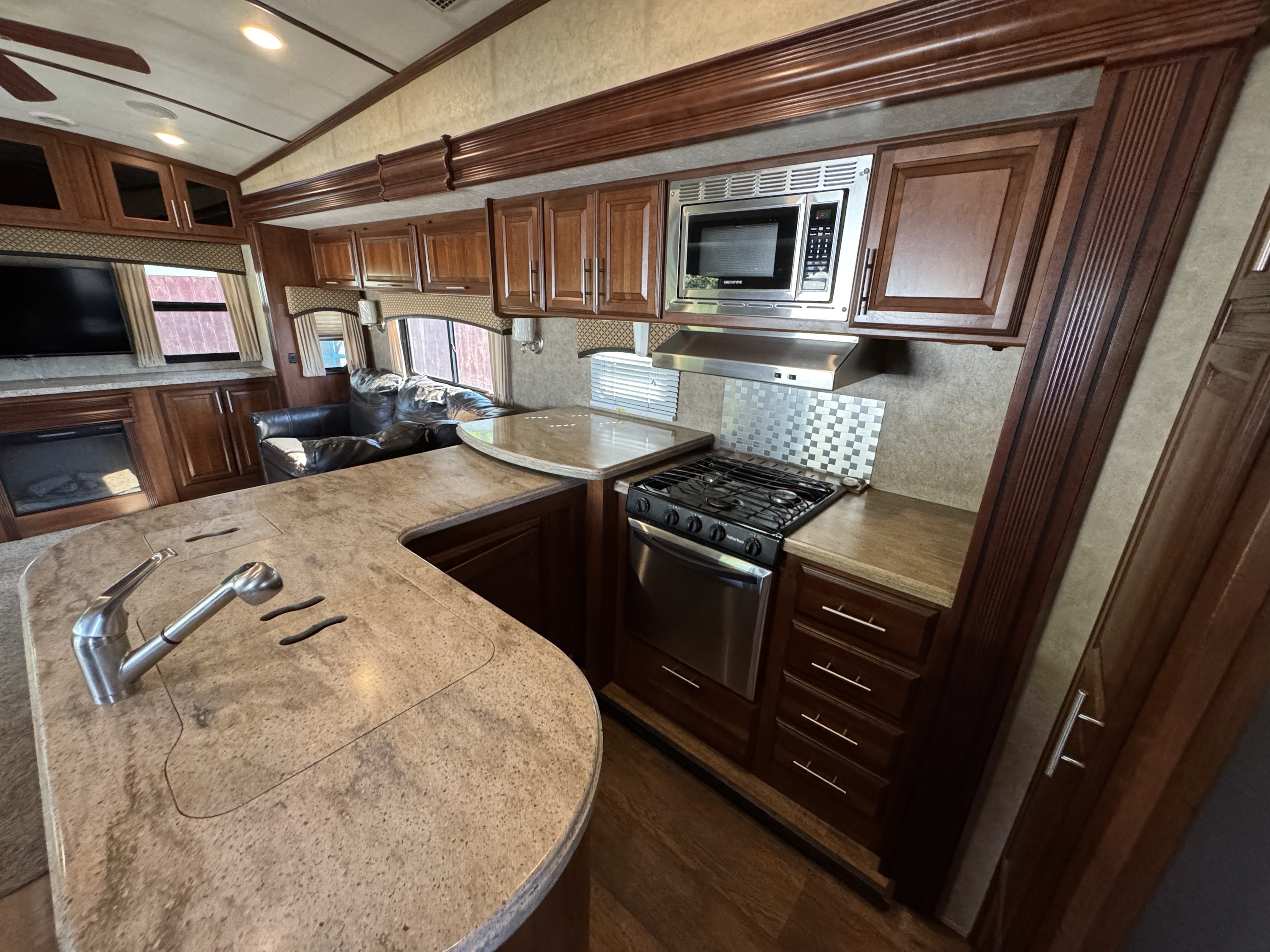 2016 Wildcat 327ck 5th Wheel Camper - Image 10