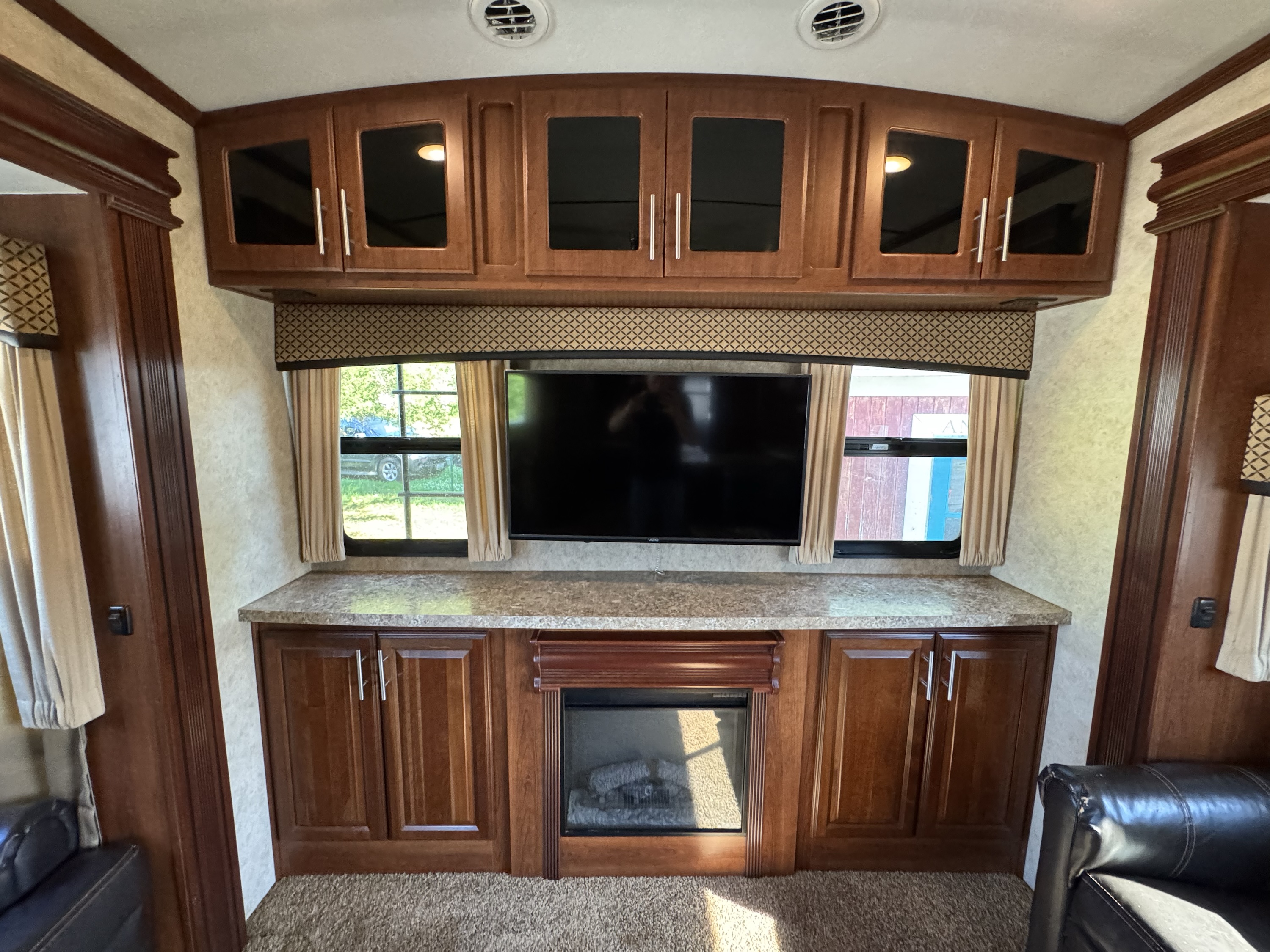 2016 Wildcat 327ck 5th Wheel Camper - Image 12