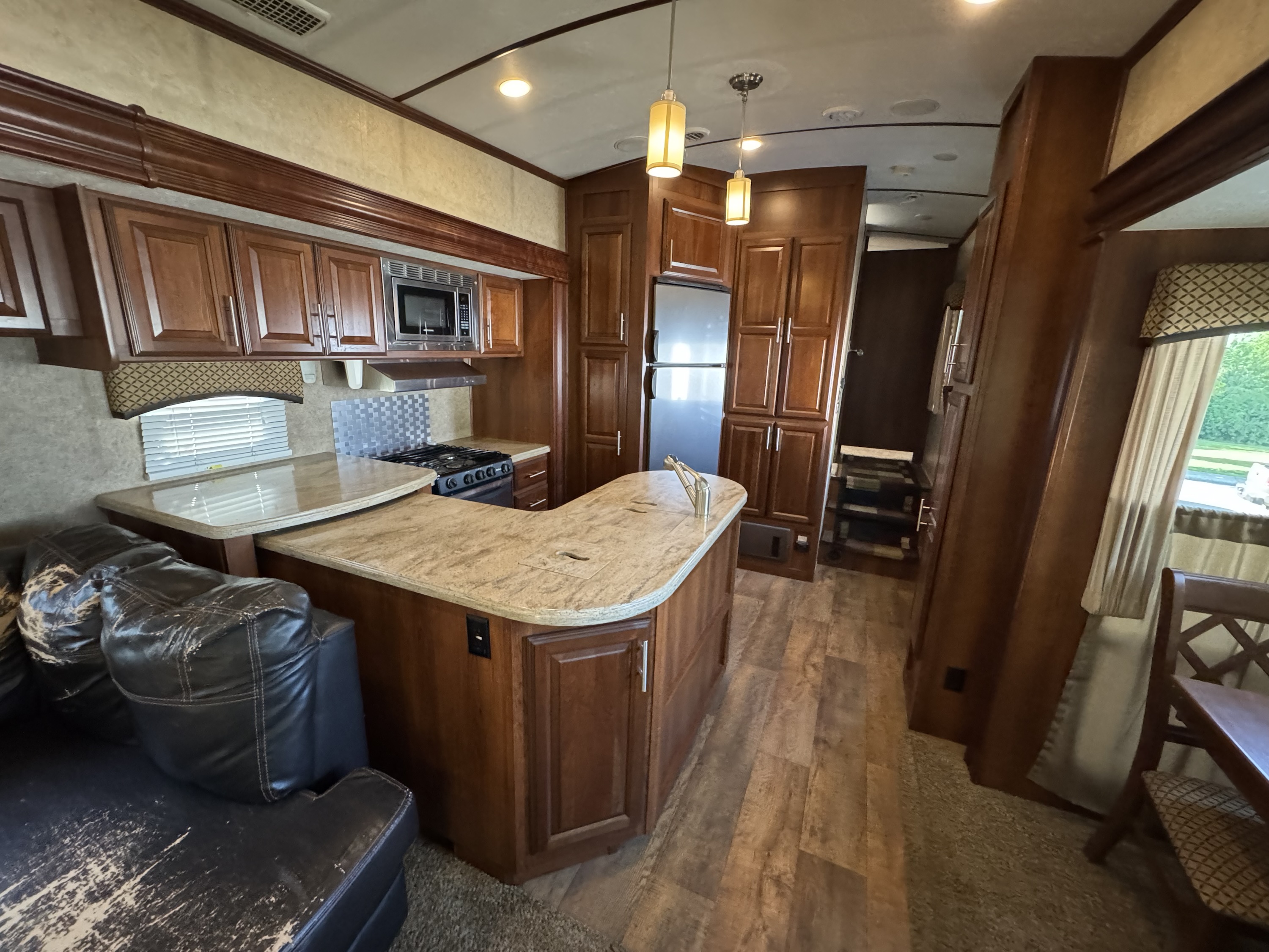 2016 Wildcat 327ck 5th Wheel Camper - Image 14