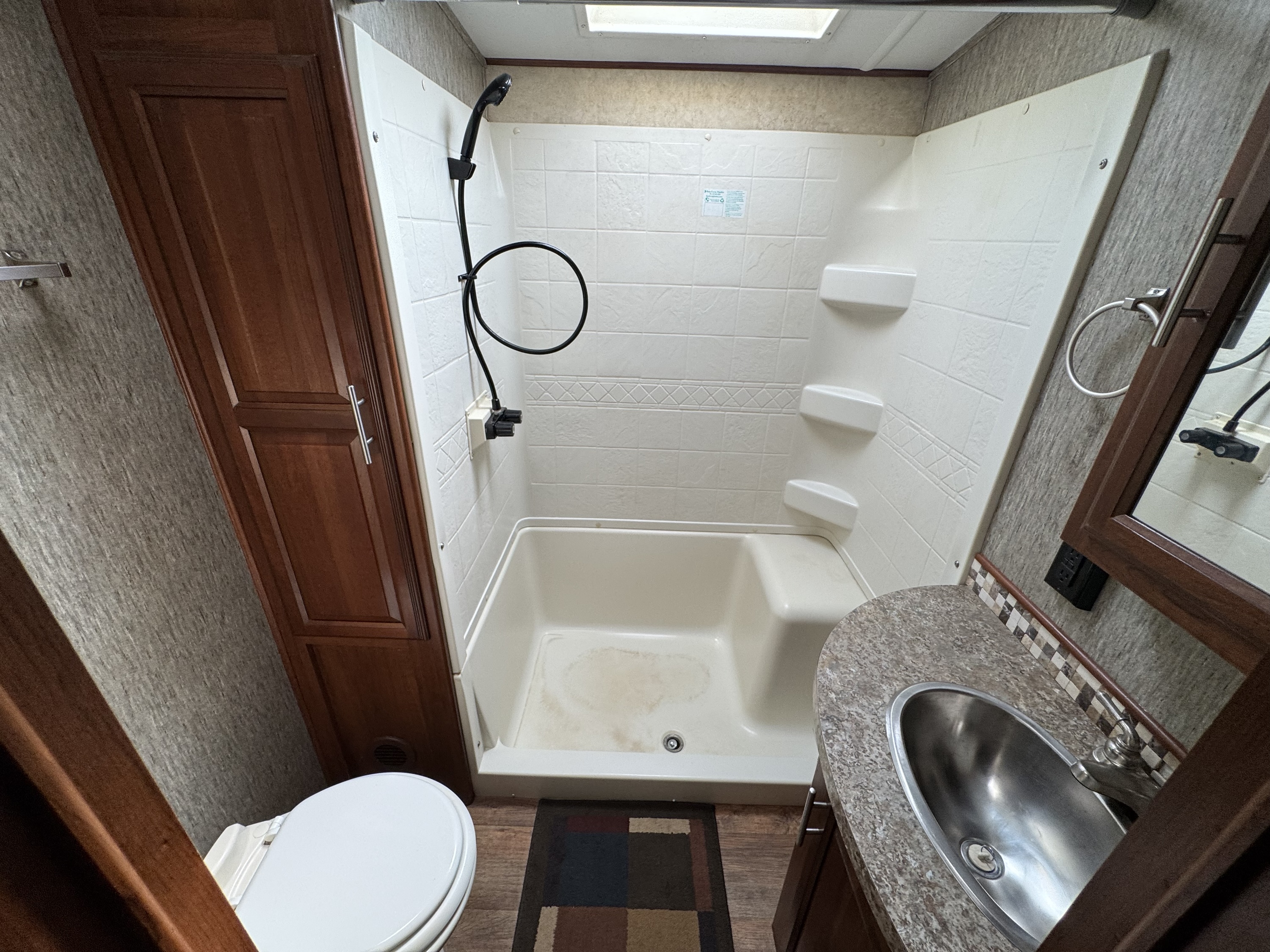 2016 Wildcat 327ck 5th Wheel Camper - Image 18
