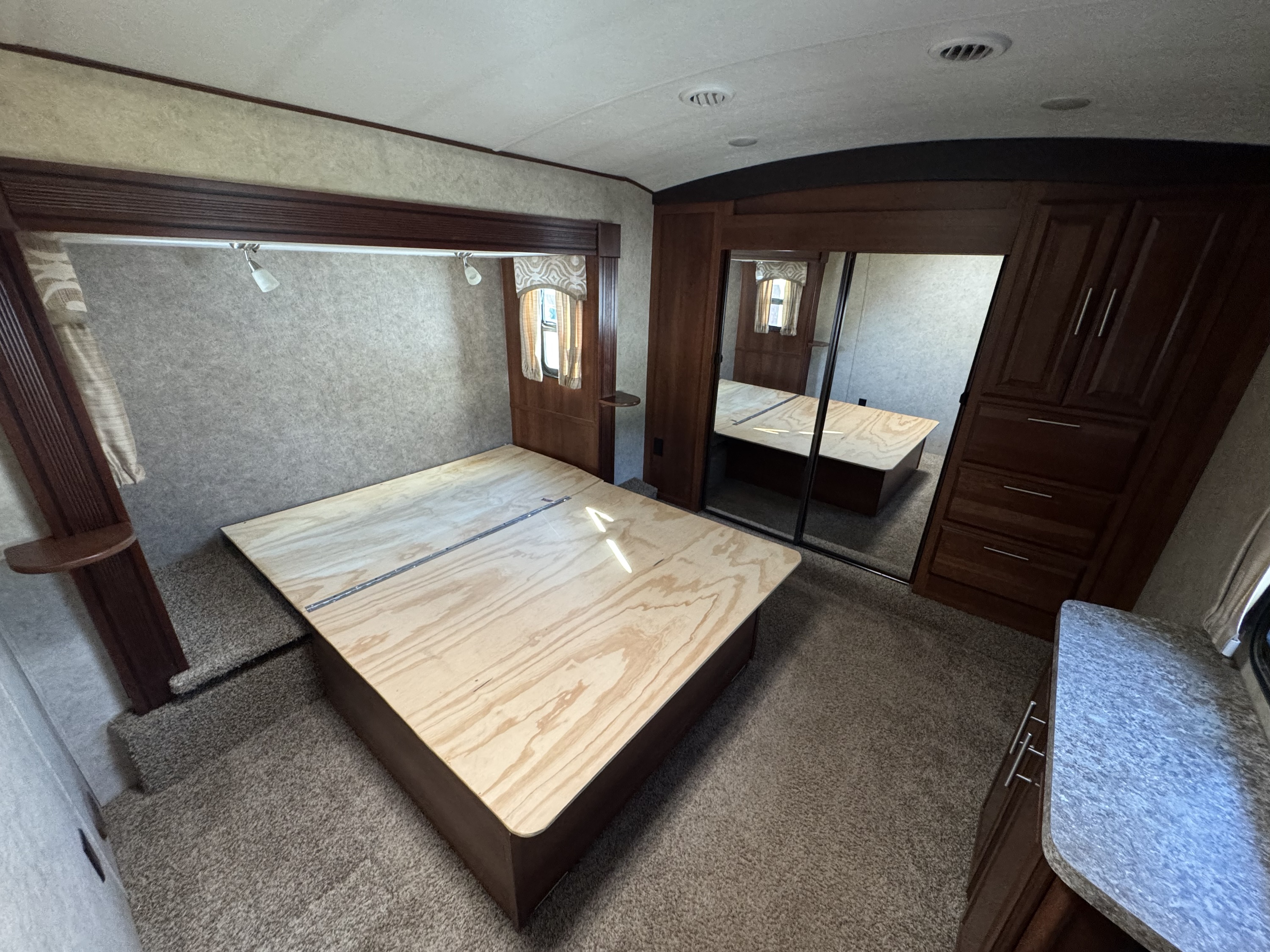 2016 Wildcat 327ck 5th Wheel Camper - Image 16