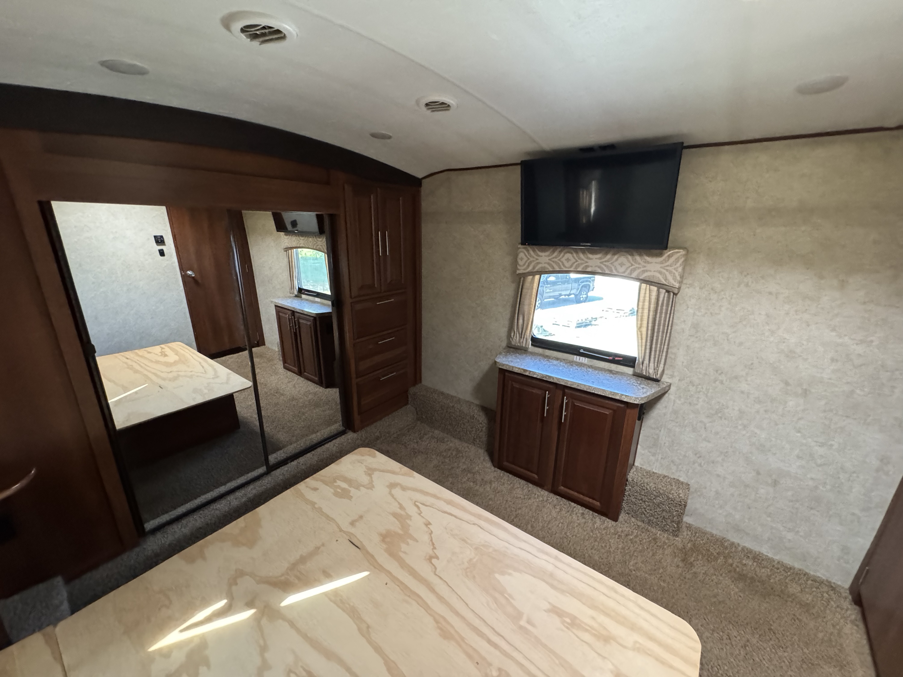 2016 Wildcat 327ck 5th Wheel Camper - Image 17