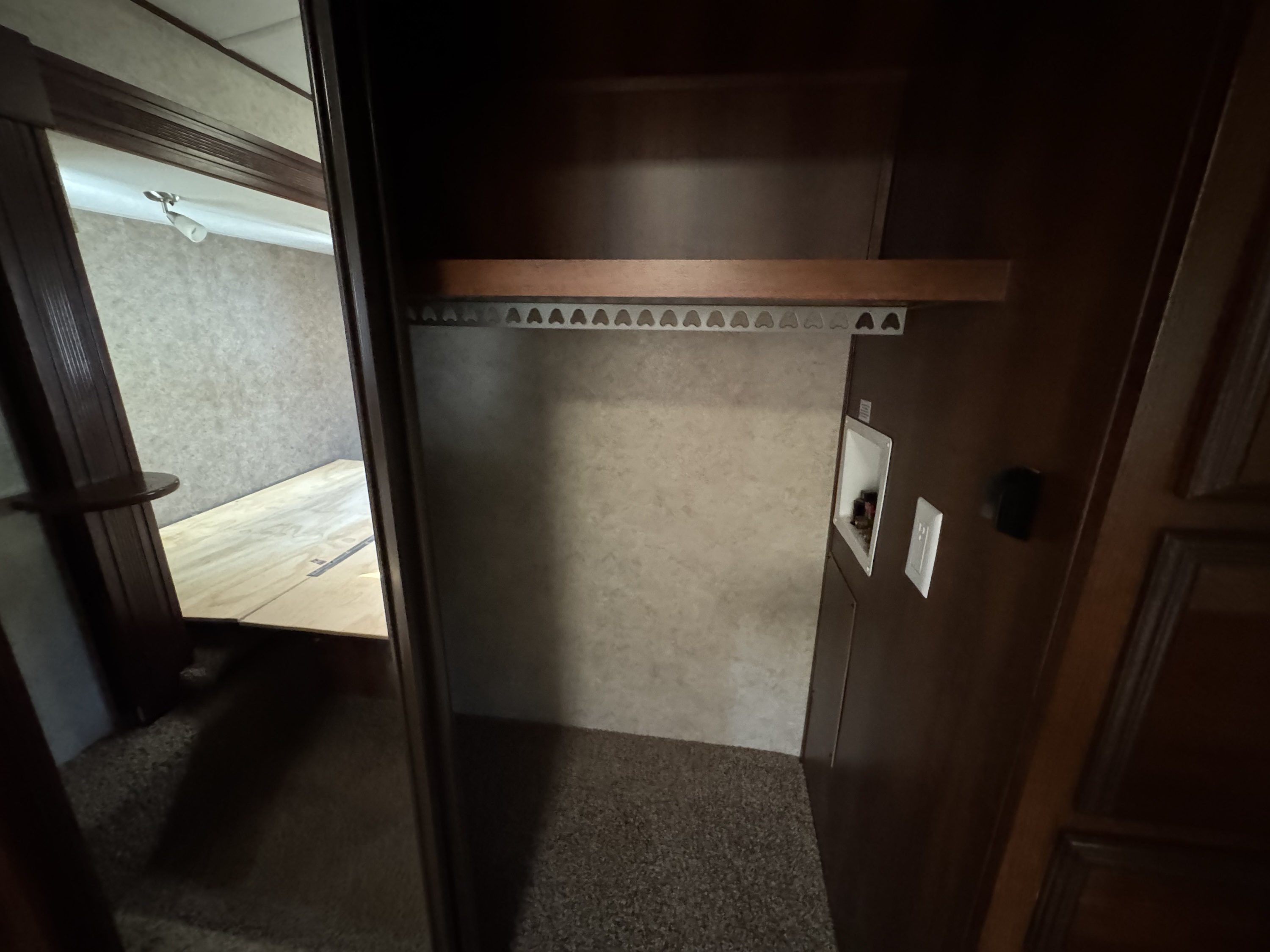 2016 Wildcat 327ck 5th Wheel Camper - Image 19