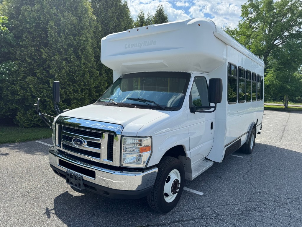2016 Ford E450 Shuttle Bus • 13 Passenger + Lift