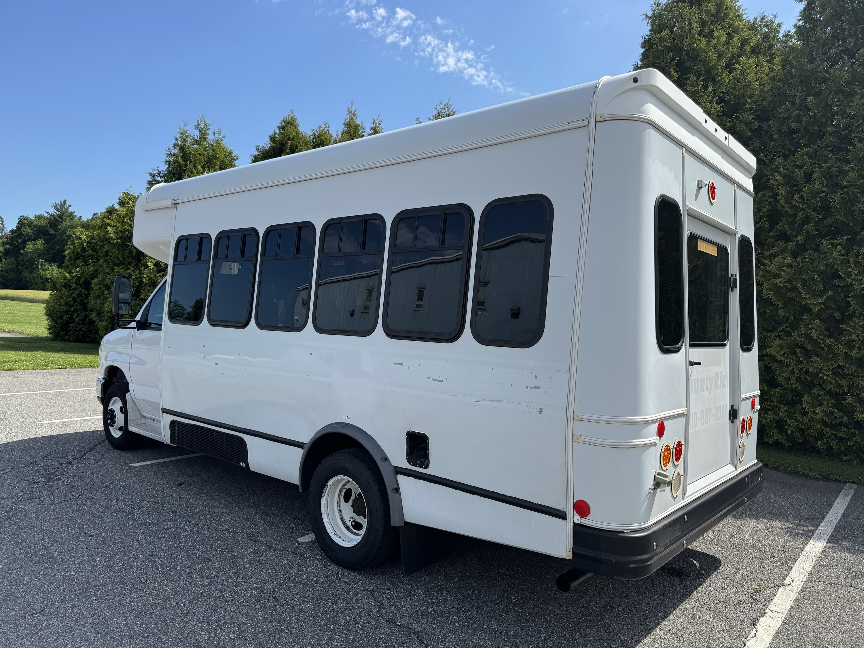 2016 Ford E450 Shuttle Bus • 13 Passenger + Lift - Image 3