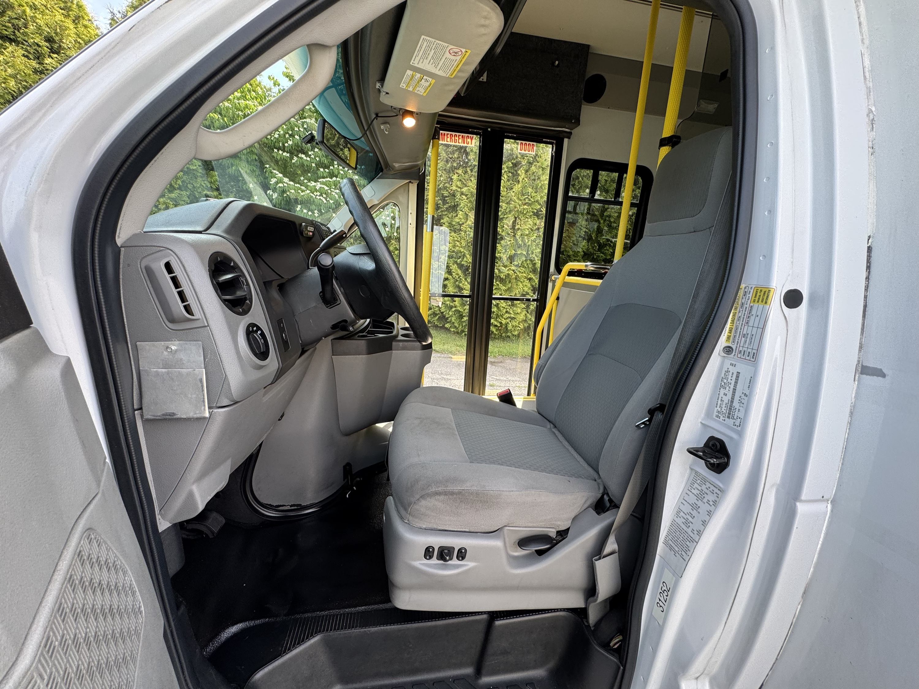 2016 Ford E450 Shuttle Bus • 13 Passenger + Lift - Image 4