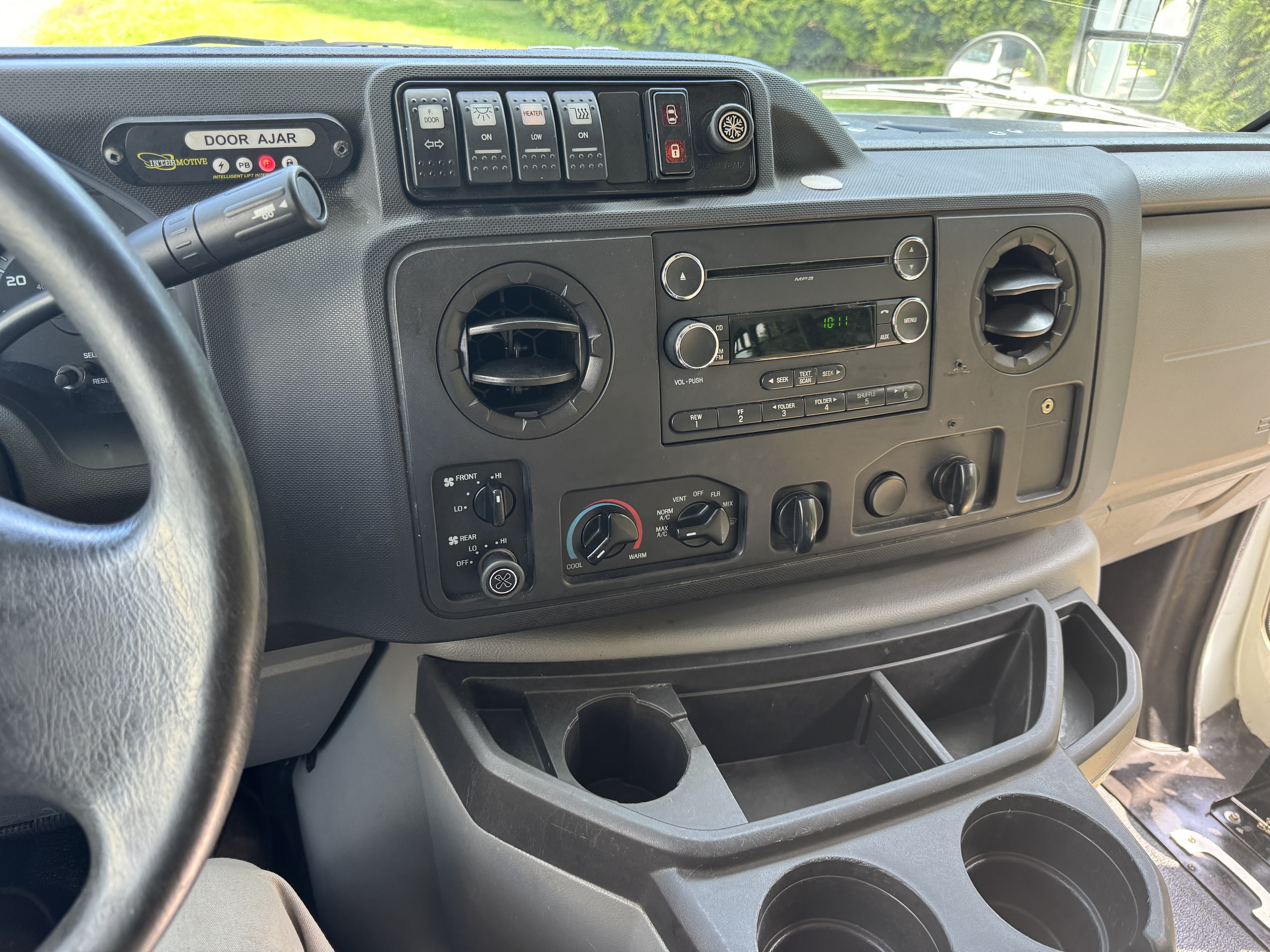 2016 Ford E450 Shuttle Bus • 13 Passenger + Lift - Image 16