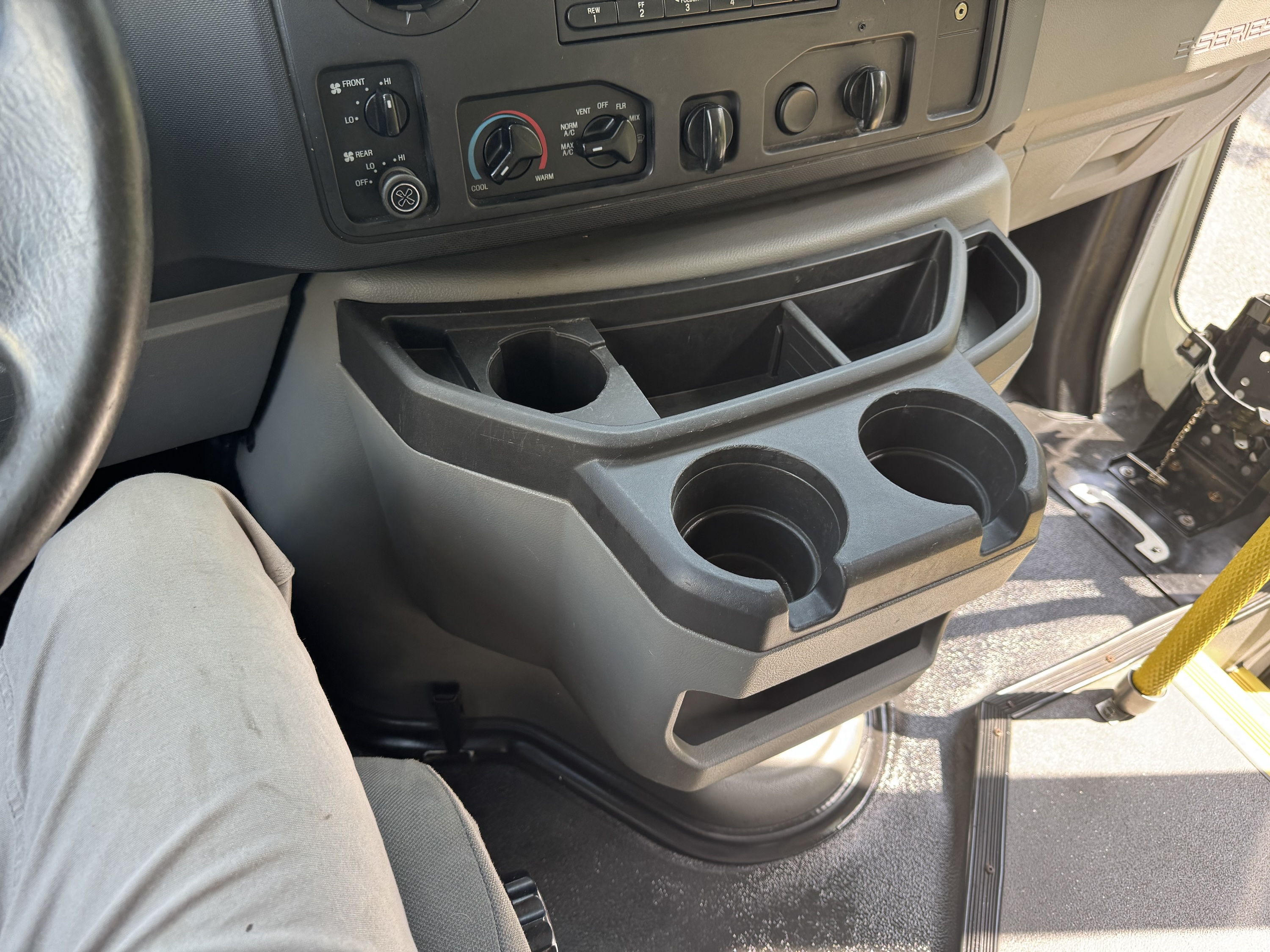 2016 Ford E450 Shuttle Bus • 13 Passenger + Lift - Image 17