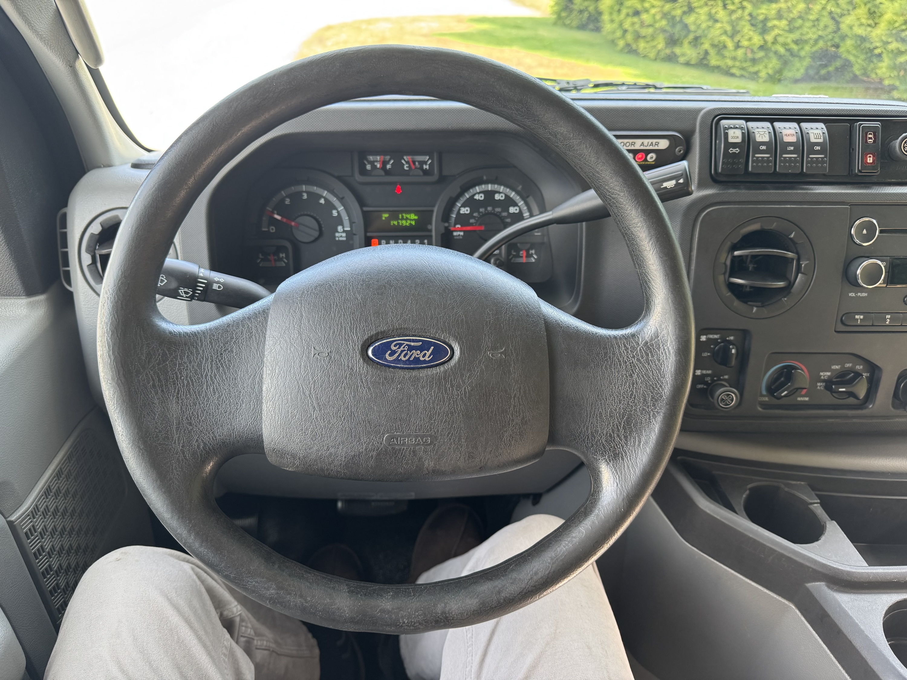 2016 Ford E450 Shuttle Bus • 13 Passenger + Lift - Image 14
