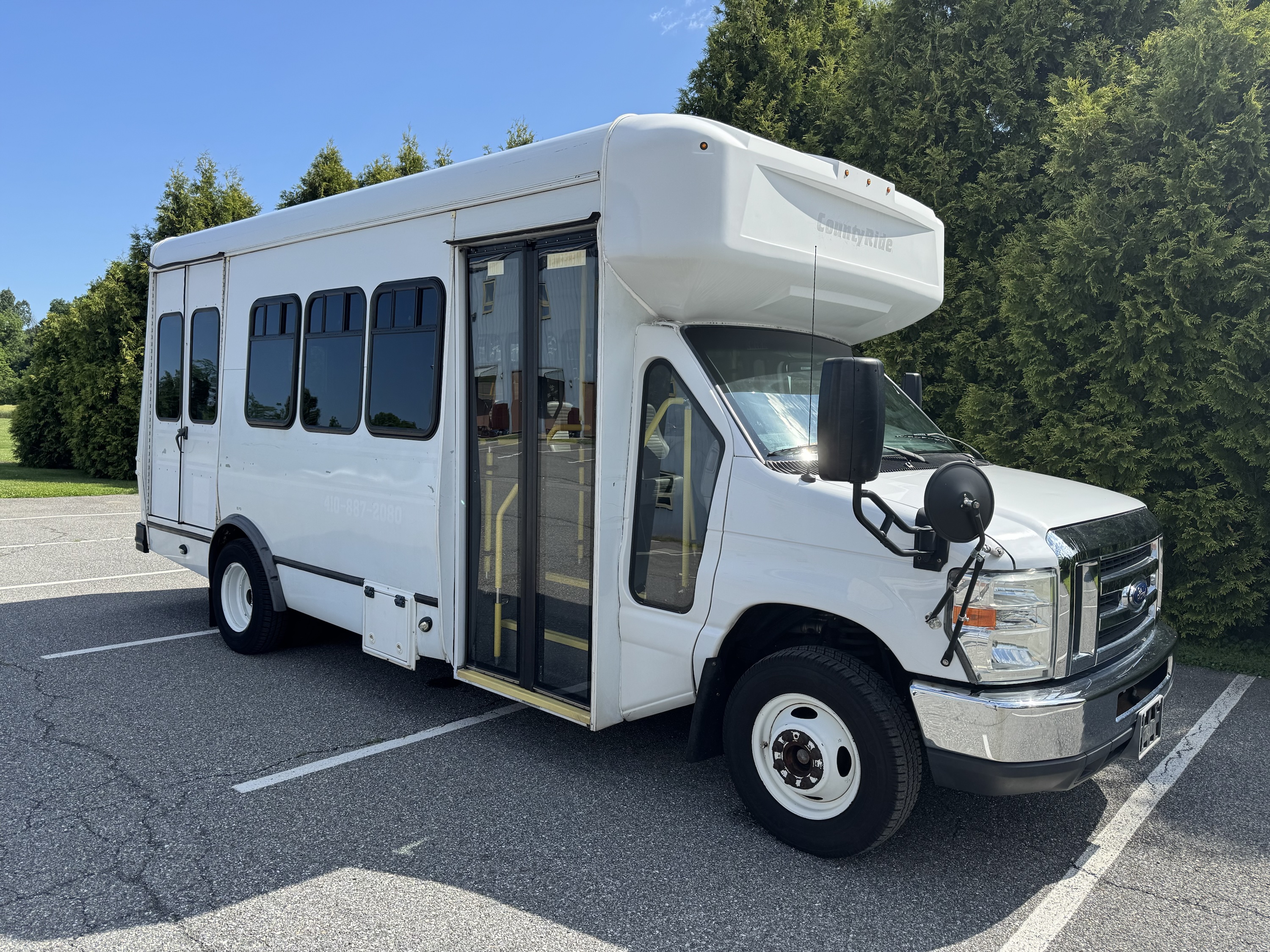 2016 Ford E450 Shuttle Bus • 13 Passenger + Lift - Image 5