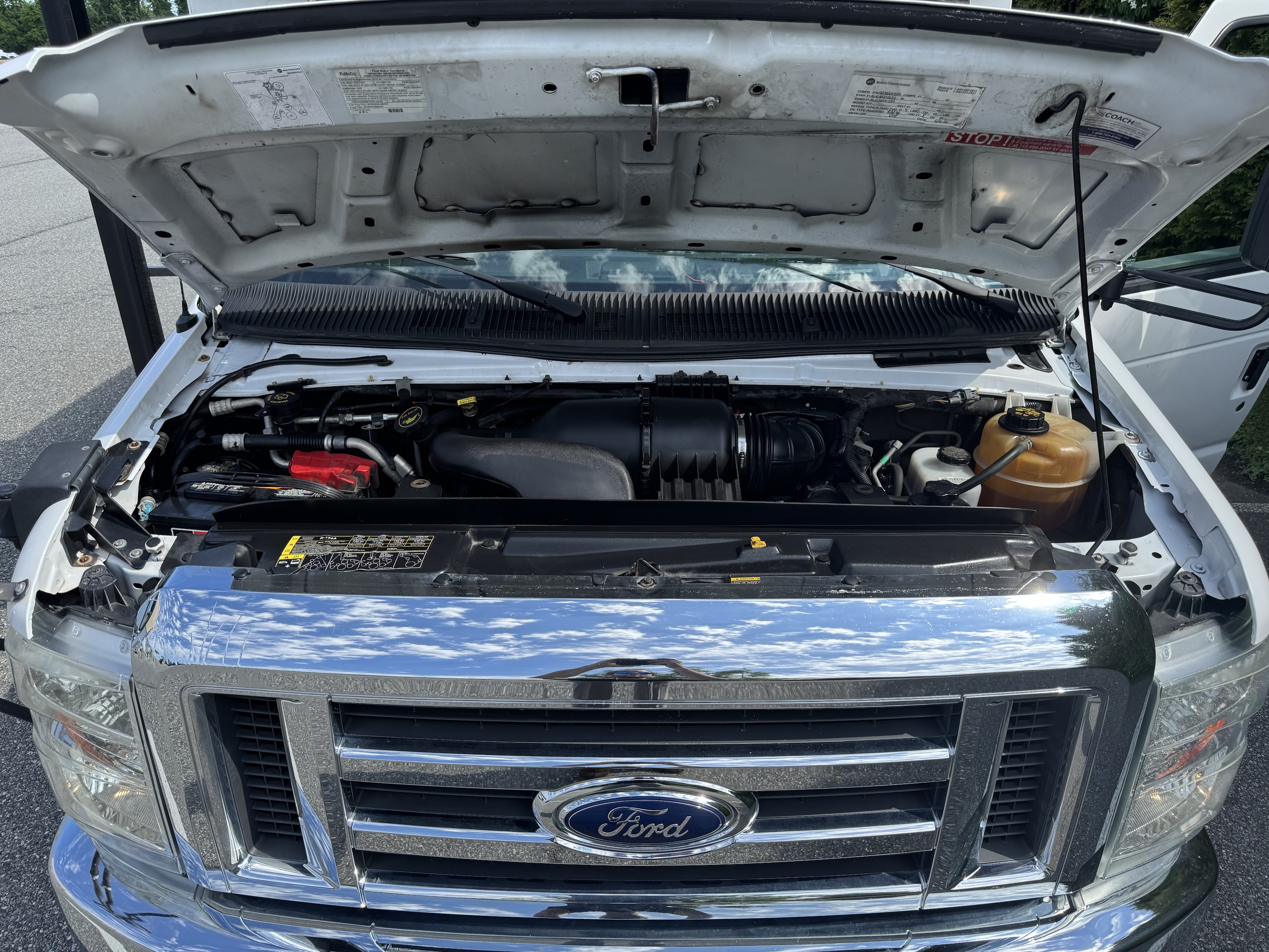 2016 Ford E450 Shuttle Bus • 13 Passenger + Lift - Image 19