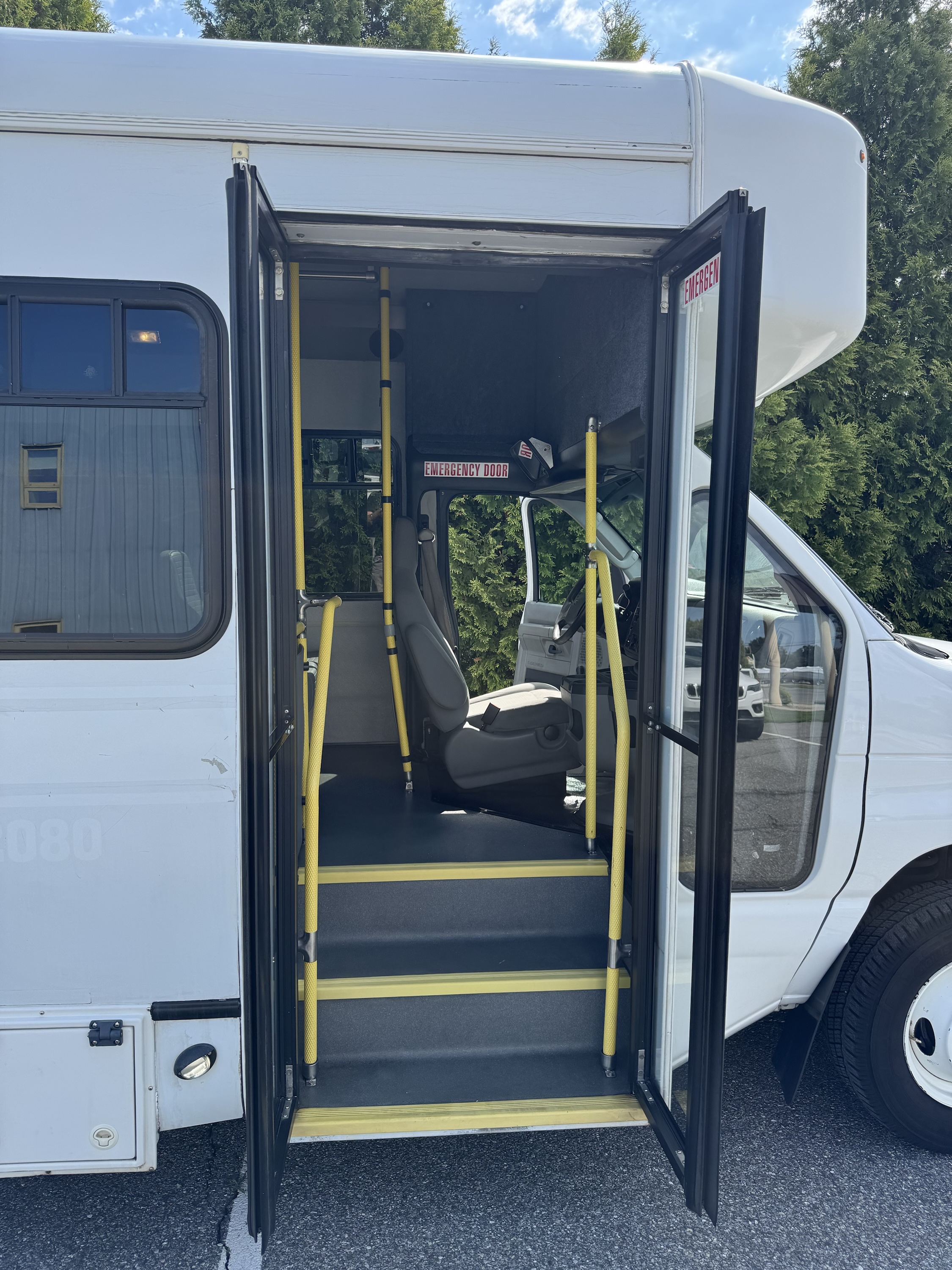 2016 Ford E450 Shuttle Bus • 13 Passenger + Lift - Image 8