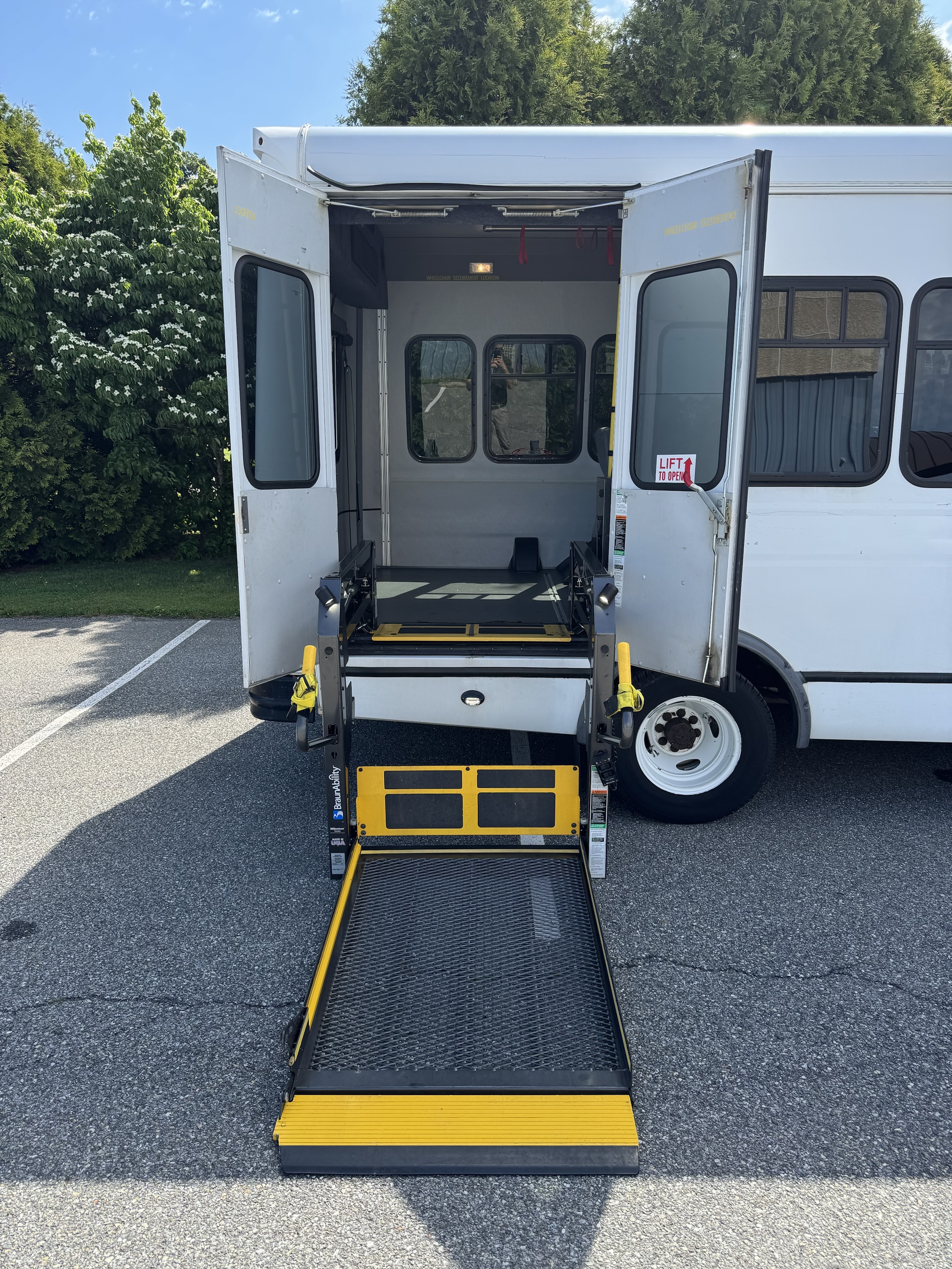 2016 Ford E450 Shuttle Bus • 13 Passenger + Lift - Image 7