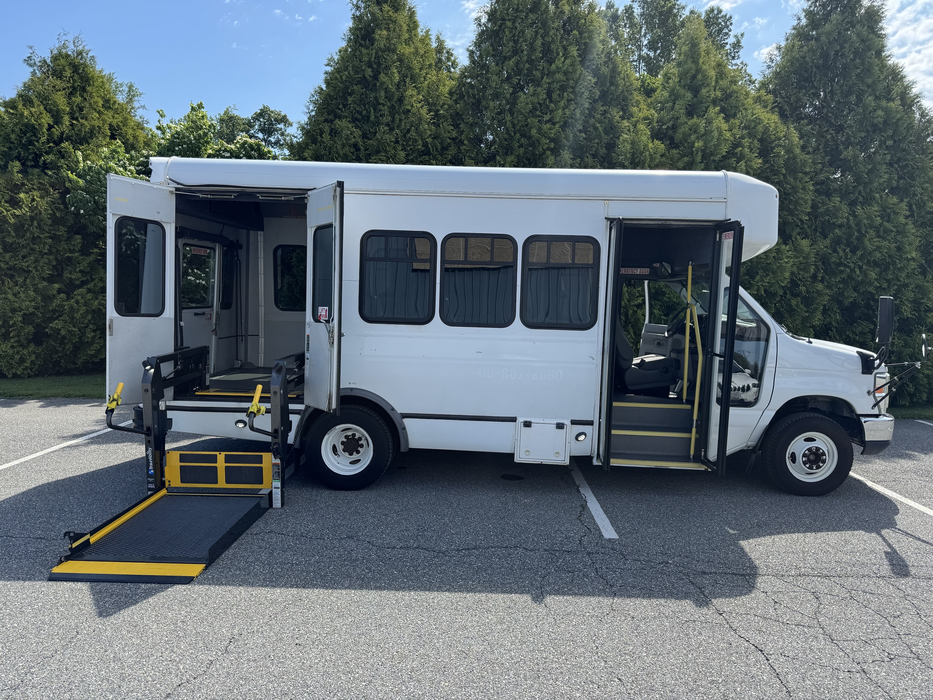 2016 Ford E450 Shuttle Bus • 13 Passenger + Lift - Image 6